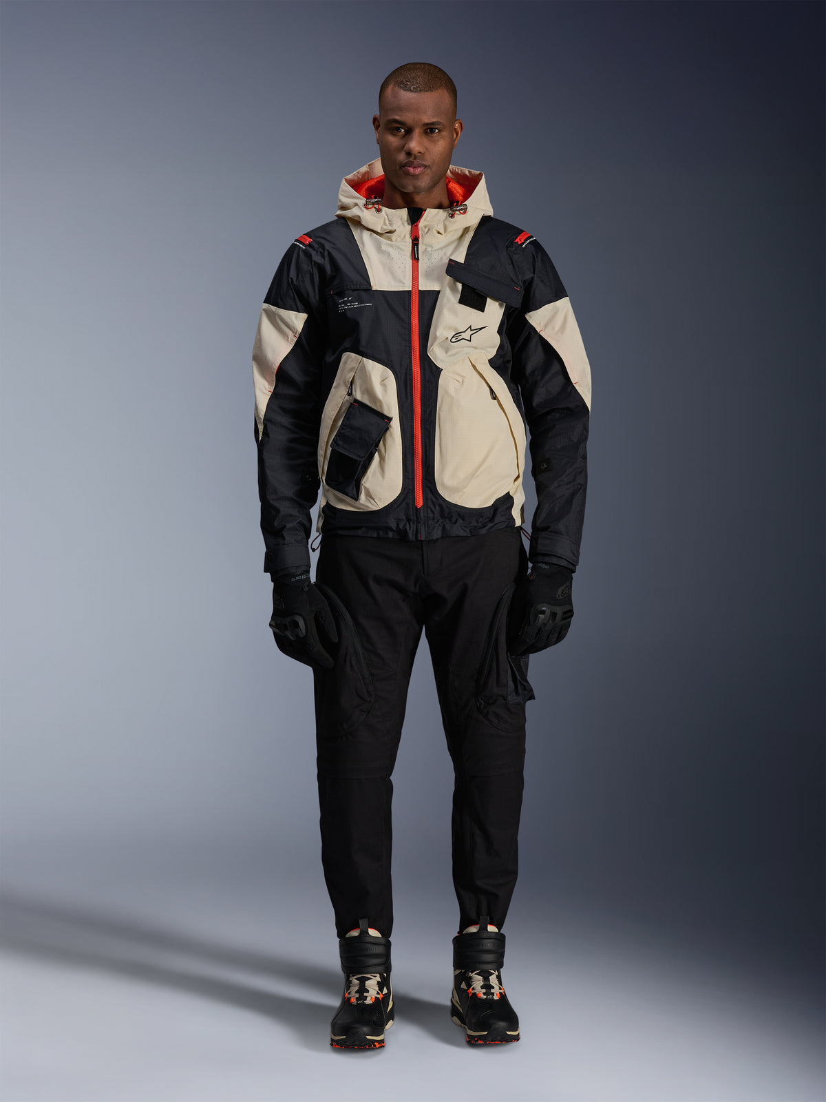 Alpinestars Mogress Air jacka, urban motorcykeljacka i textil för herr, svart och mandelfärgad med orangea detaljer.