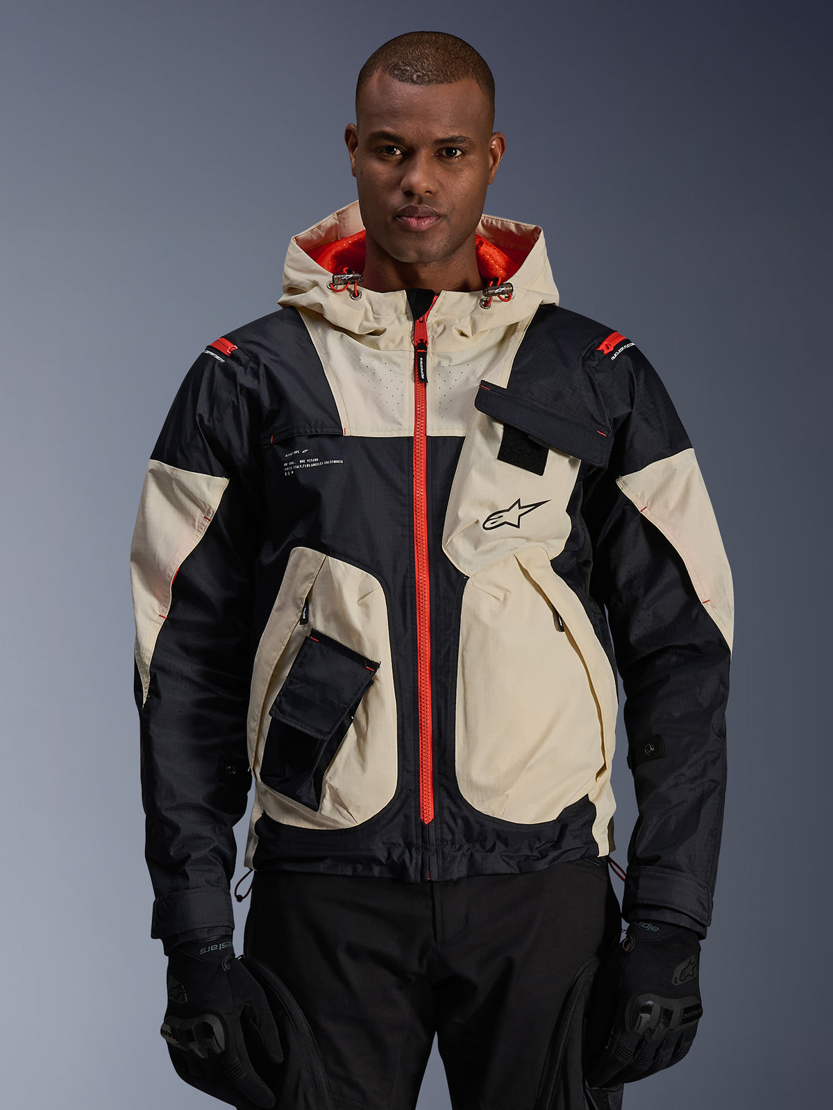 Alpinestars Mogress Air Jacka, urban motorcykeljacka för herrar, mandel och svart med hot orangea detaljer, design med huva, funktionella fickor och CE-certifierat skydd
