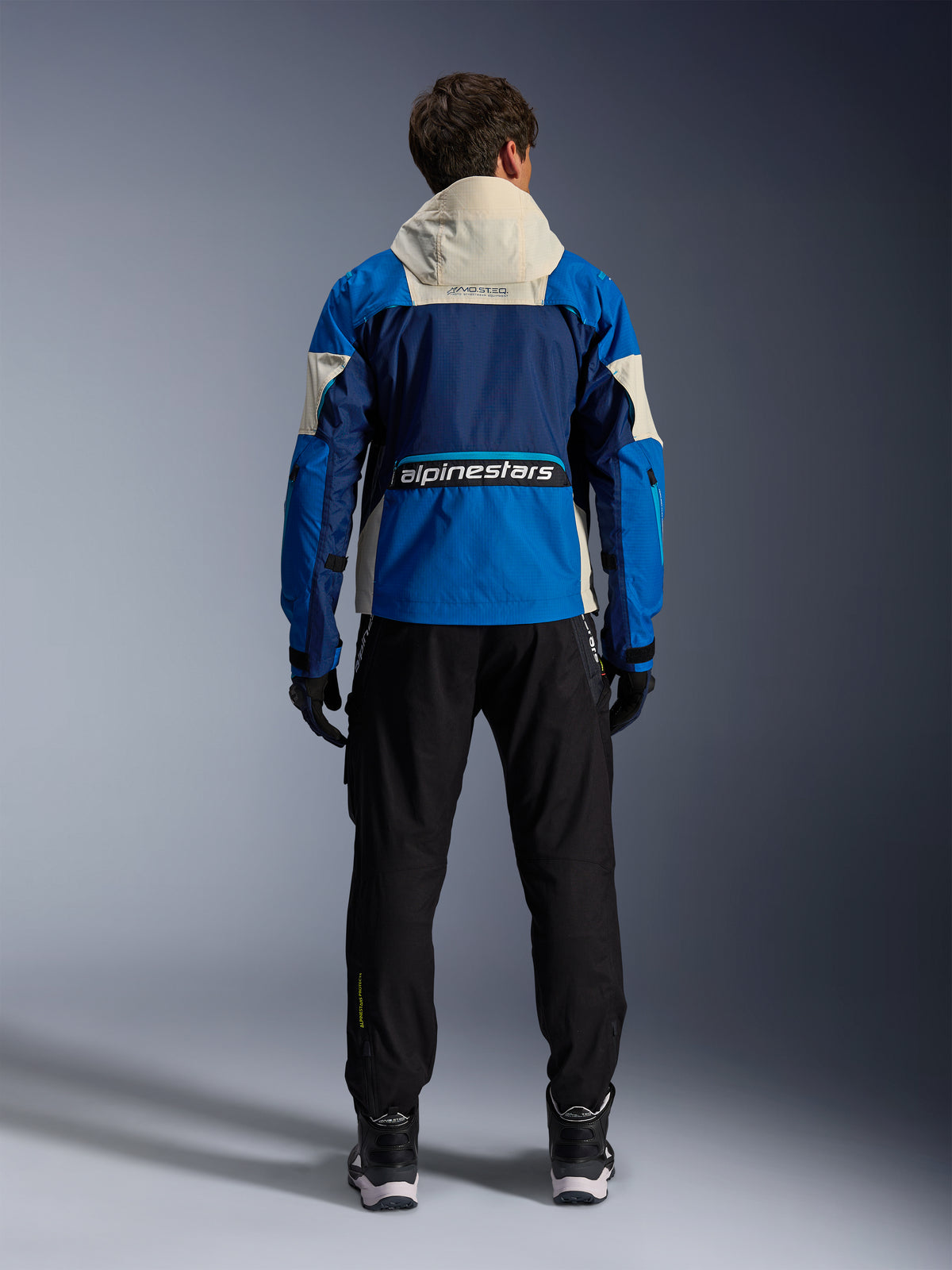 Alpinestars Mogress Air jacka, urban MC-jacka för herr, blå och almond, CE-certifierad med huva och ripstop-material, ryggvy på förare