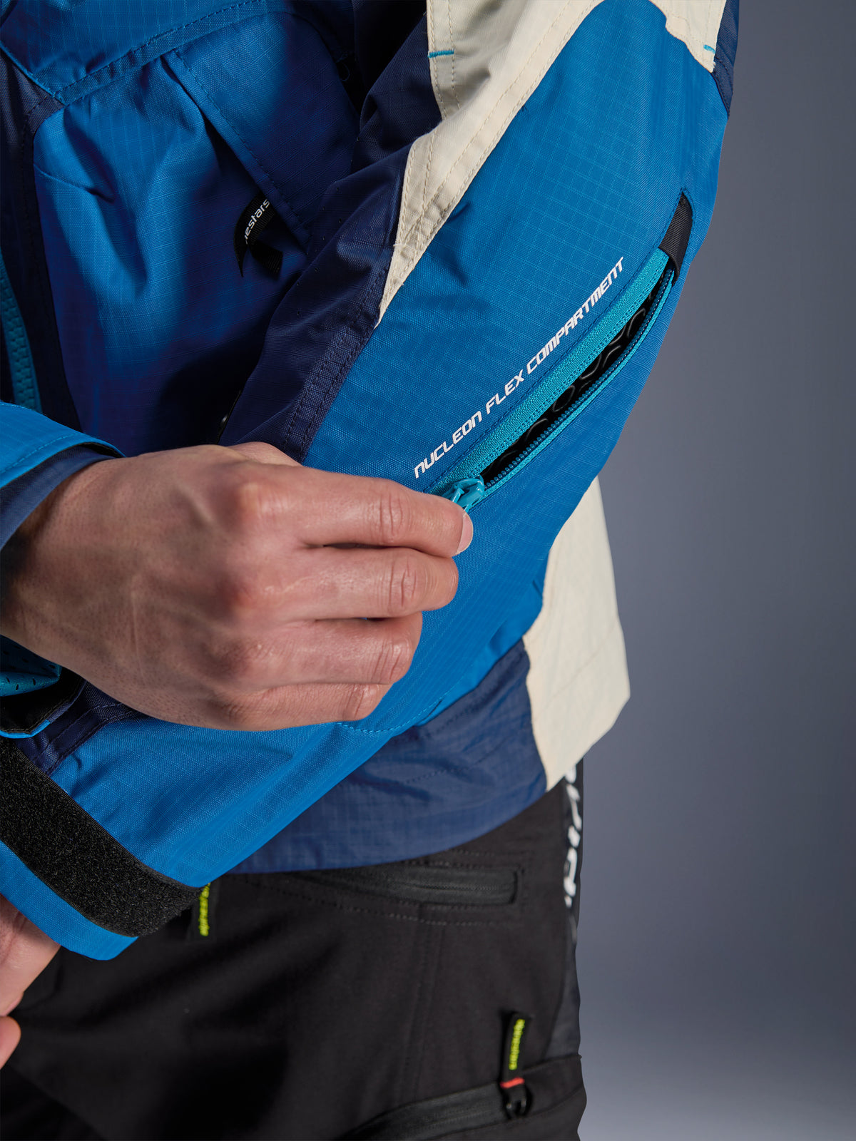Alpinestars Mogress Air jacka, blå och beige urban motorcykeljacka, fack med dragkedja för Nucleon Flex-skydd på ärmen.