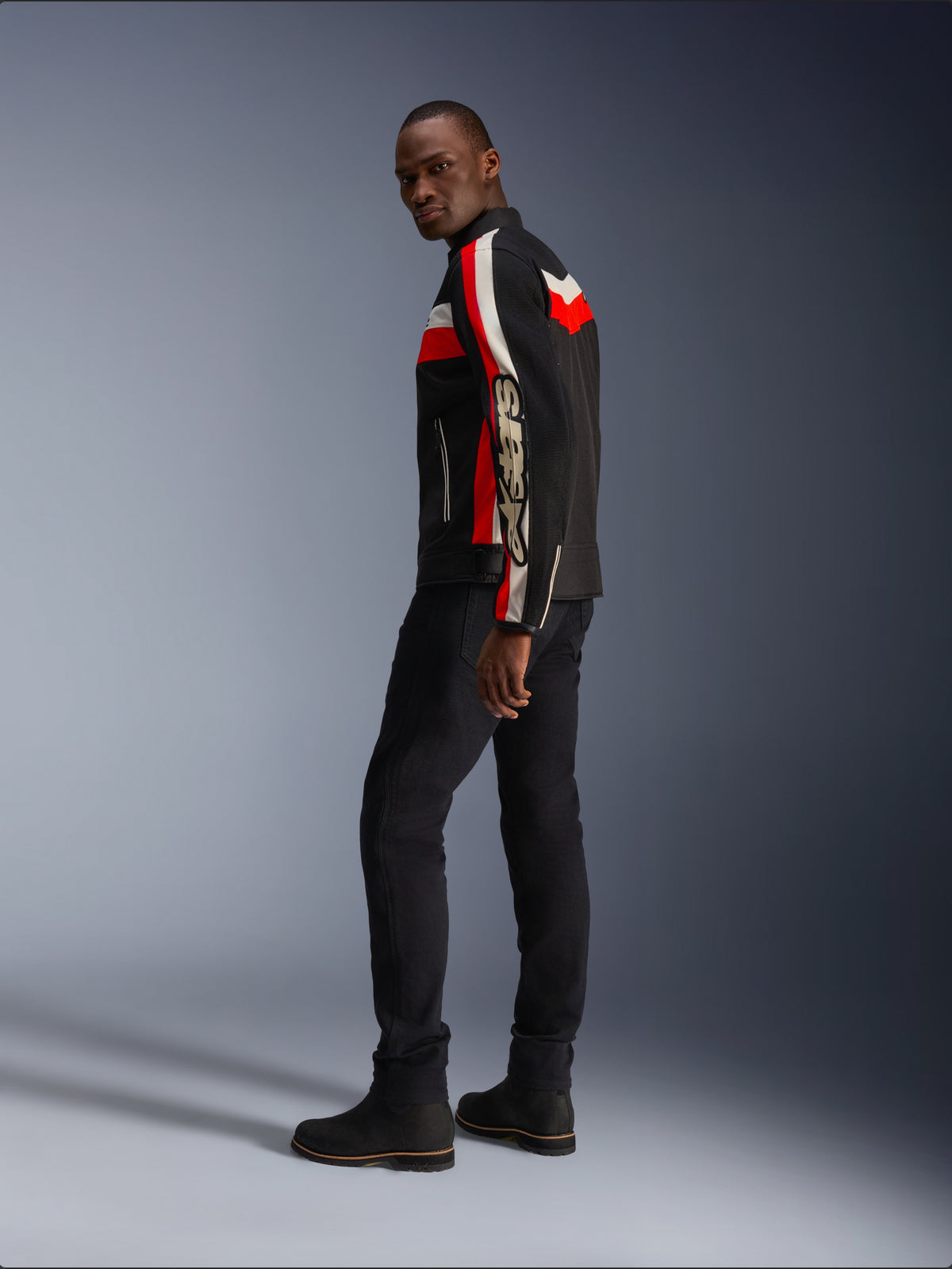 Alpinestars T-Dyno Air Jacket i svart, klarrött och ecru, vintageinspirerad motorcykeljacka i textil med meshpaneler, tydlig logotyp på ärmen, matchad med svarta byxor och stövlar för en modern bikerlook