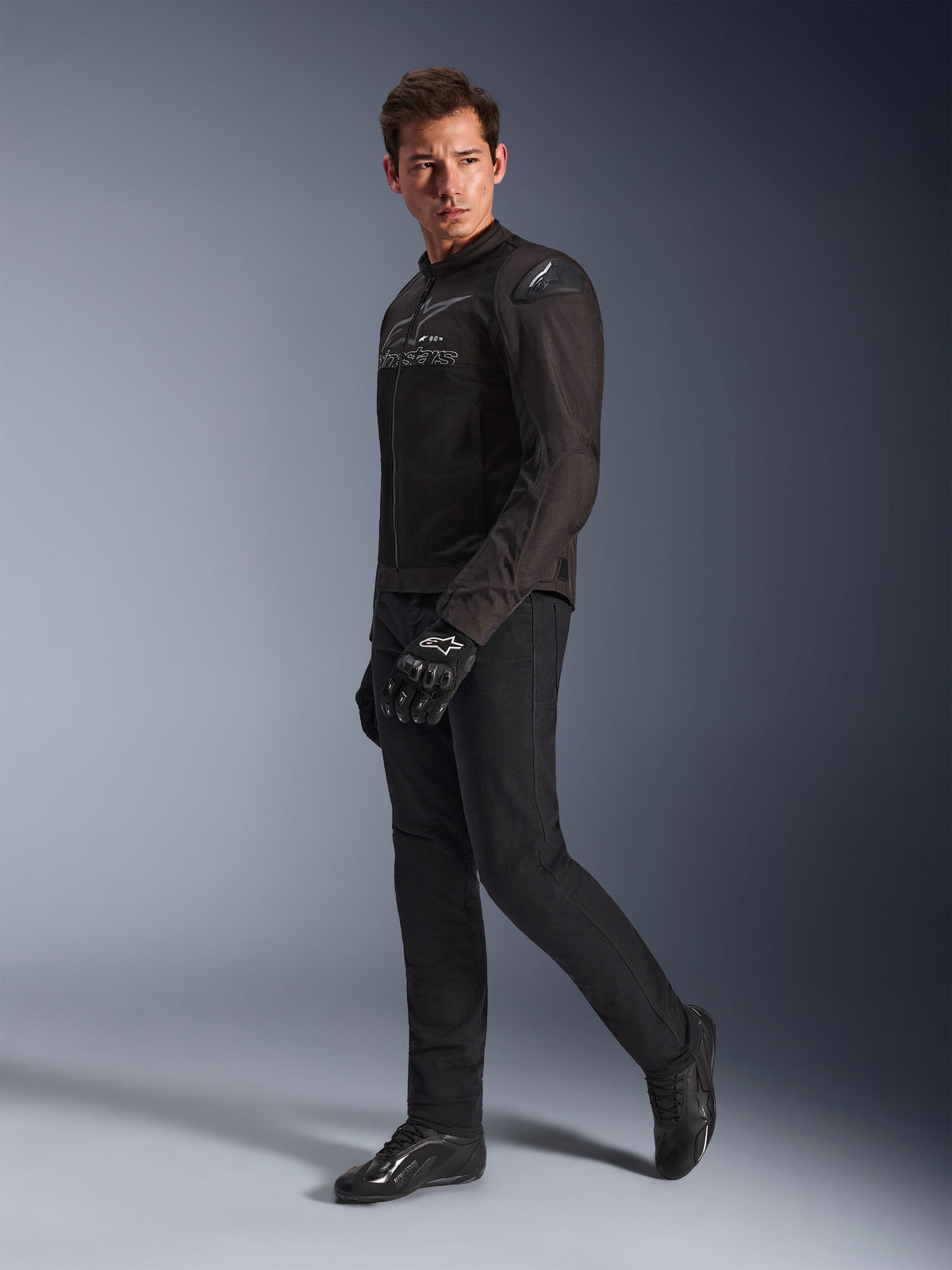 Alpinestars SMX Air-jacka i Black Anthracite, bärs av modell med matchande svarta körbyxor, handskar och skor, studiobild i helfigur, sportmotorcykelutrustning med tech mesh och axelsliders