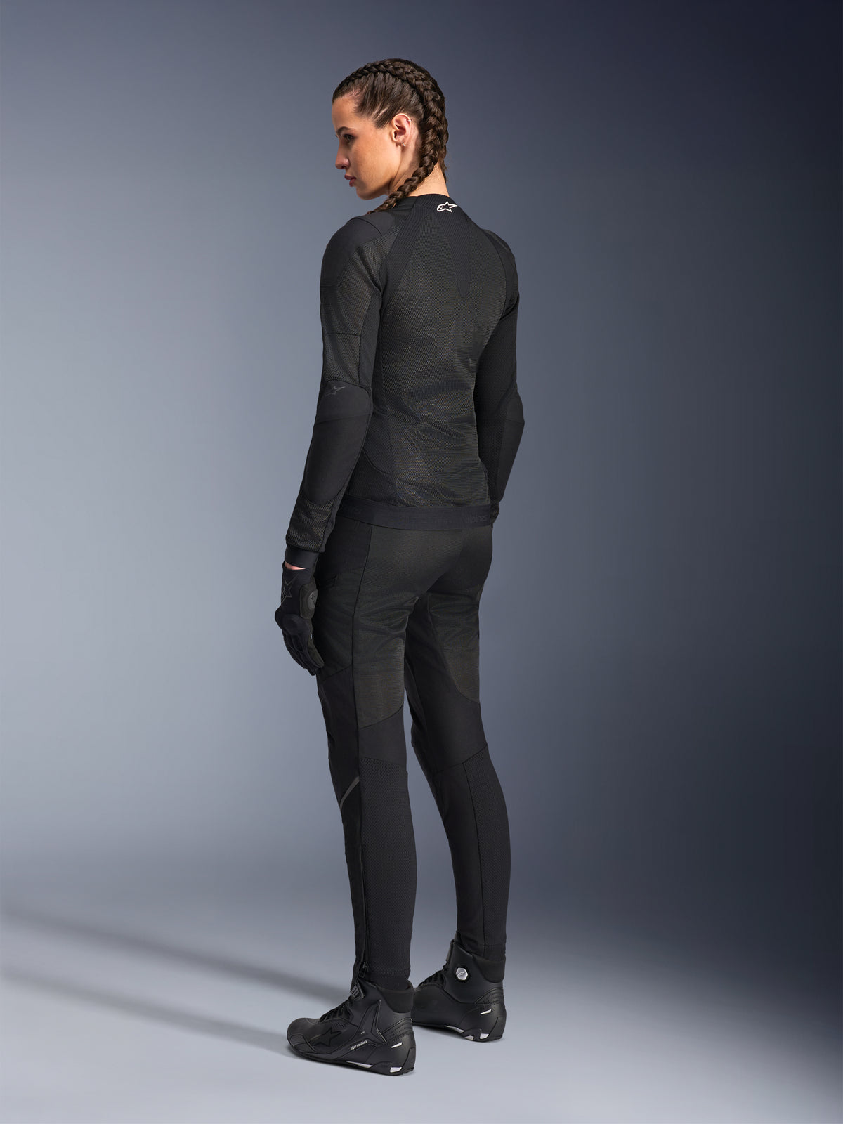 Alpinestars Stella Troop-Air Jacka för damer, svart, vy bakifrån, bärs med matchande svarta motorcykelbyxor, handskar och stövlar, slim-fit teknisk mesh-konstruktion för urban körning