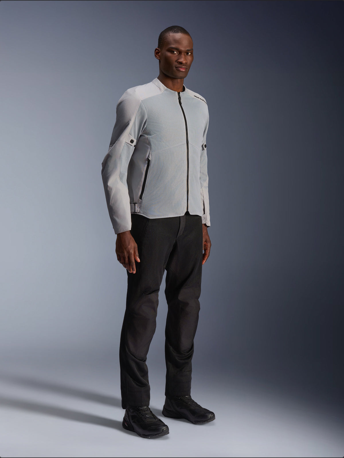 Alpinestars C-1 Air-jacka i silver och grått, urban motorcykeljacka, lätt textil- och meshkonstruktion, bärs med svarta mc-byxor och svarta skor, ren modern design för stadskörning