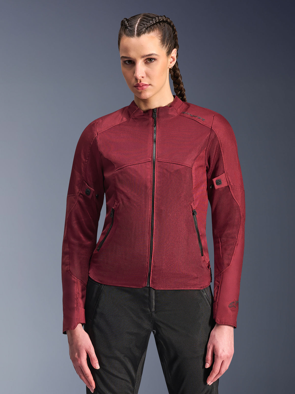 Alpinestars Stella C-1 Air Jacket, dam motorcykeljacka, mörkröd, meshpaneler för luftflöde, dragkedja fram och fickor, figurnära sportig design, bärs av en modell med svarta körbyxor
