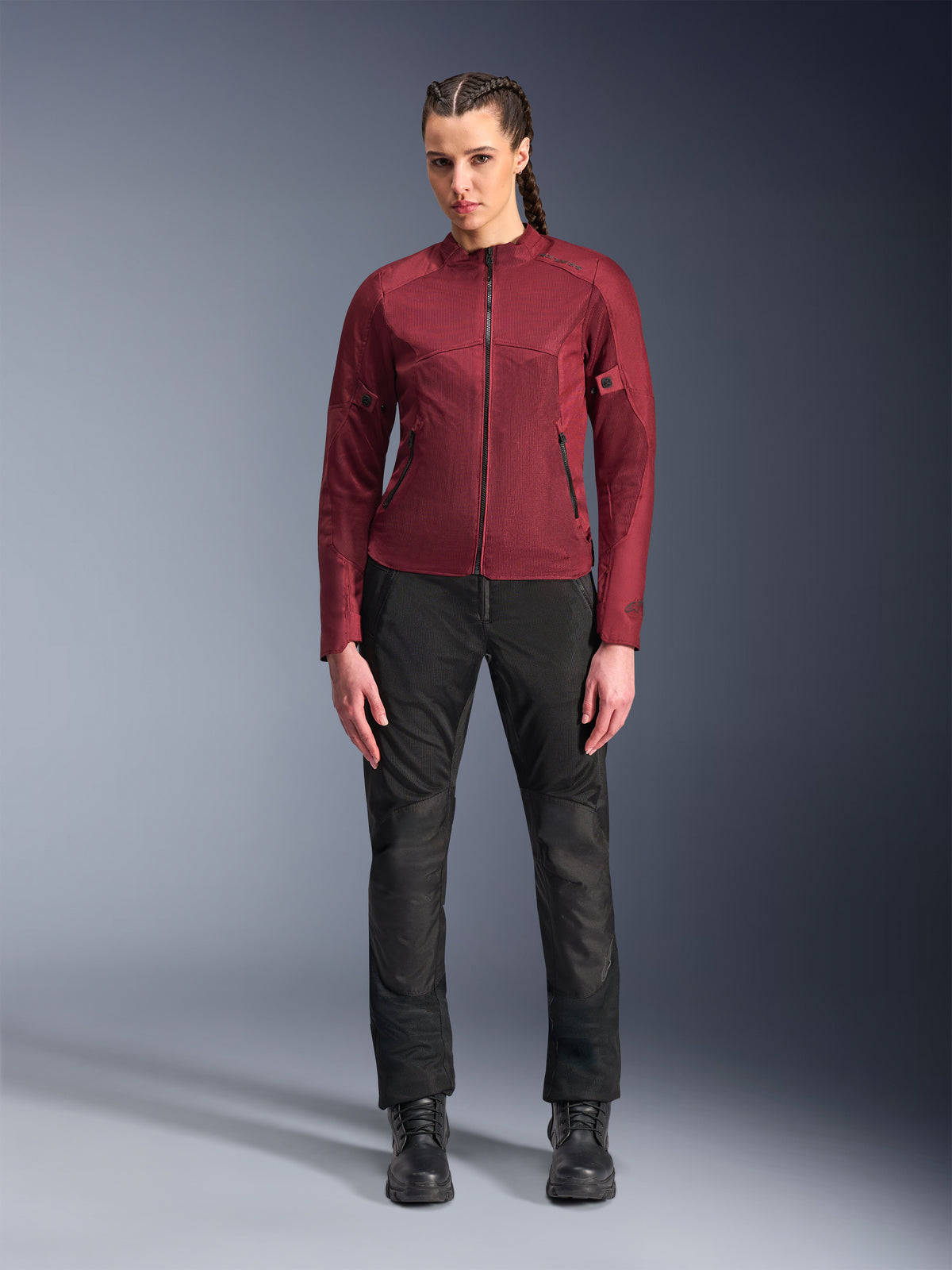 Alpinestars Stella C-1 Air-jacka för dam, vinröd motorcykeljacka i textil, med meshpaneler för ventilation och fickor med dragkedja, bärs av modell med svarta körbyxor och stövlar, urban modern mc-utrustning för damer