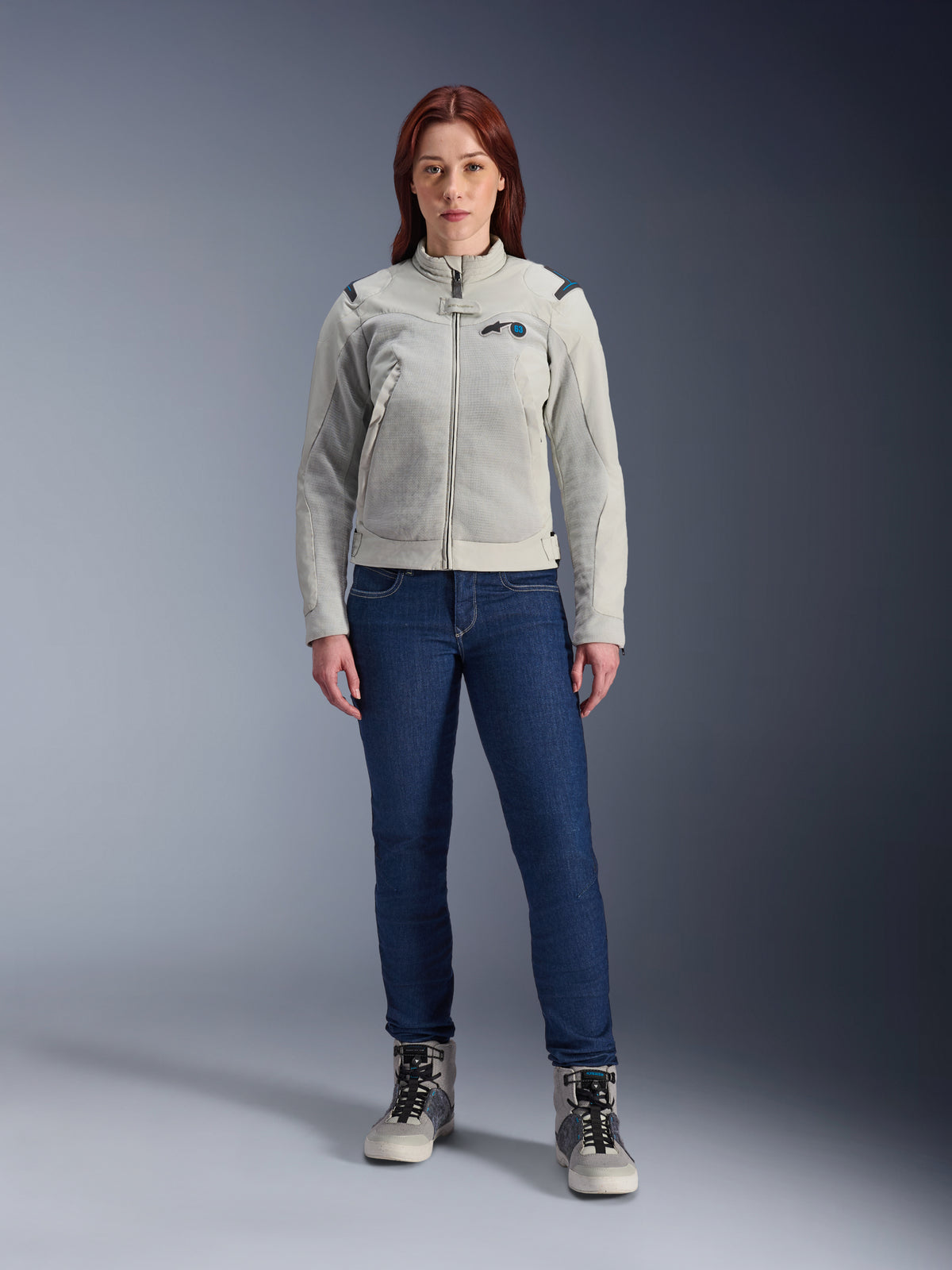 Alpinestars Stella CIRCAL-1 Air Jacket, motorcykeljacka för dam, metallgrå och methylblå, bärs med mörkblå jeans och grå mc-stövlar, med meshpaneler för ventilation och en modern urban design
