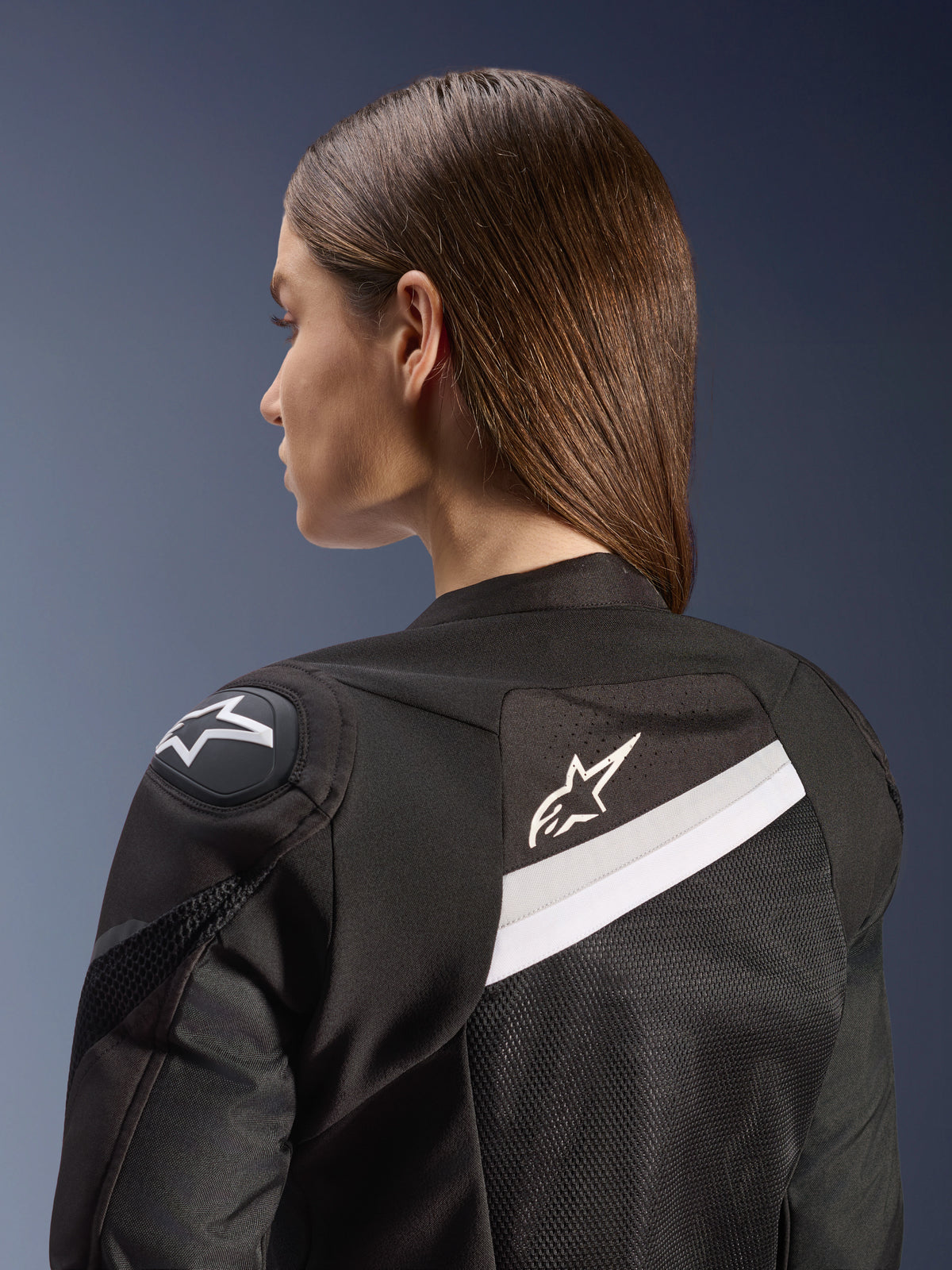 Alpinestars Stella T-GP Plus R V4 Airflow-jacka, sportmotorcykeljacka för dam, svart och vit, med meshpaneler på ryggen och vita detaljer, Alpinestars-logotyp på axeln och ryggen, anatomisk passform för sportkörning