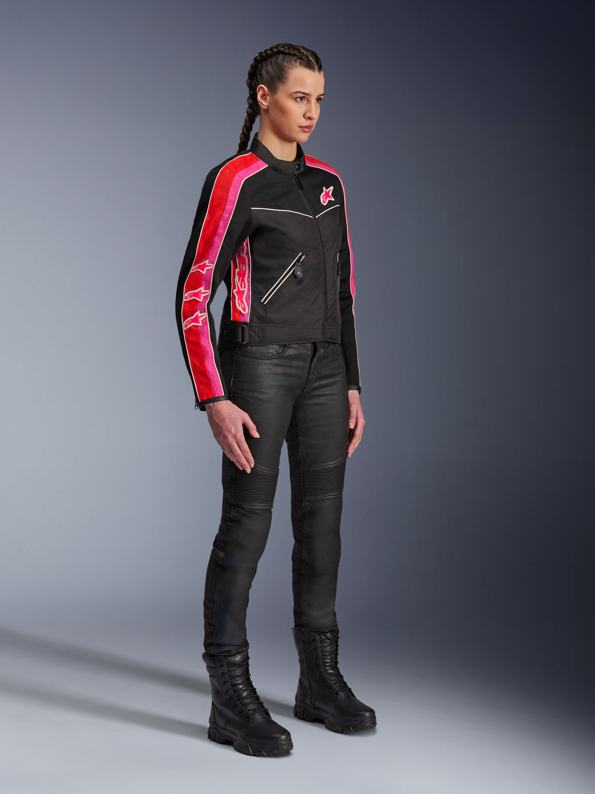 Alpinestars Stella T-Dyno Air Jacket, motorcykeljacka för dam, svart med klaröda och fuchsiafärgade ränder på ärmarna, bärs med svarta mc-byxor och stövlar, vintageinspirerad meshdesign för stadskörning