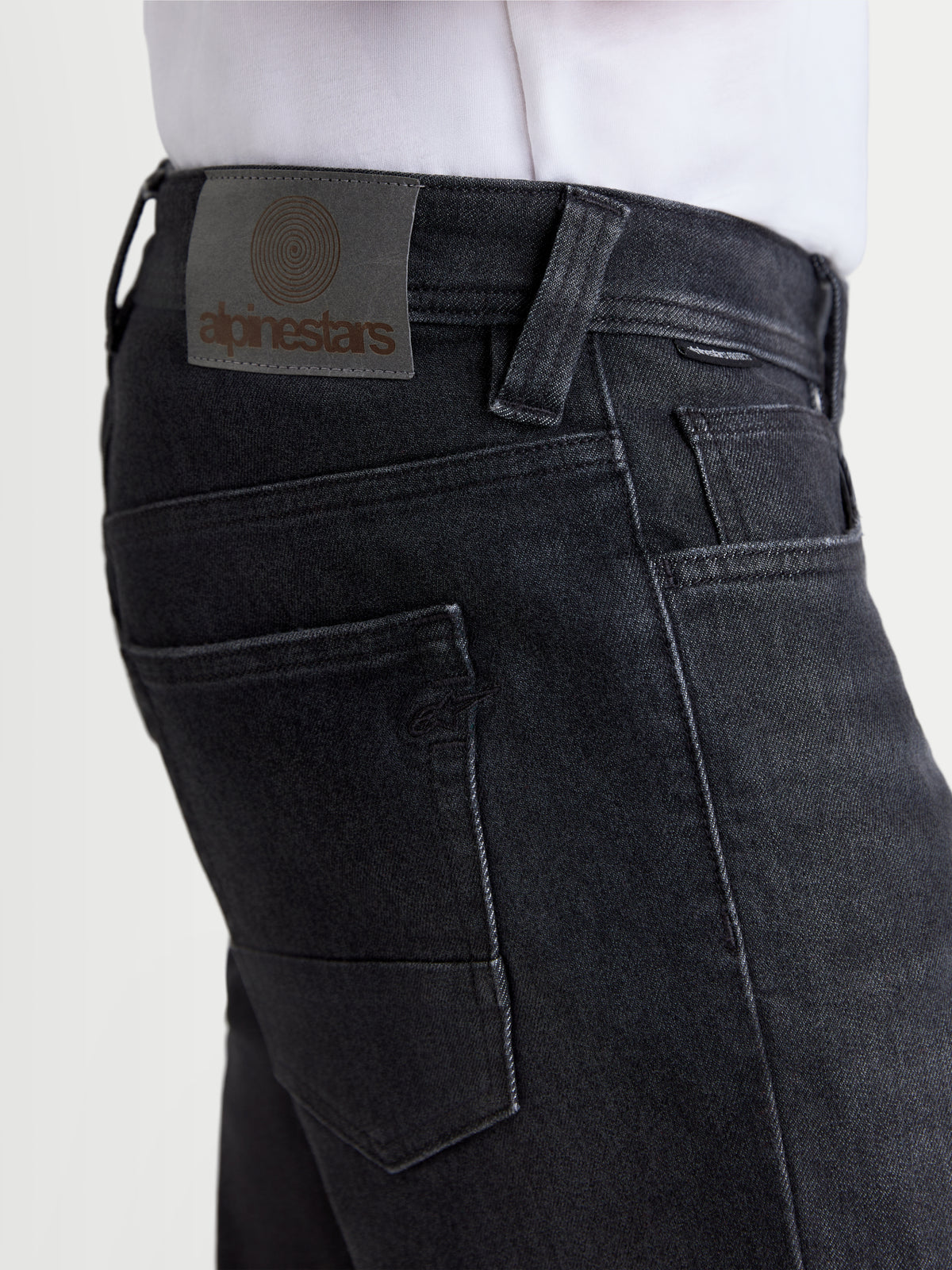 Alpinestars Flex Ast 8 Denim byxor, urban motorcykeljeans, svarta, närbild som visar läderlappen och bakfickorna på modell