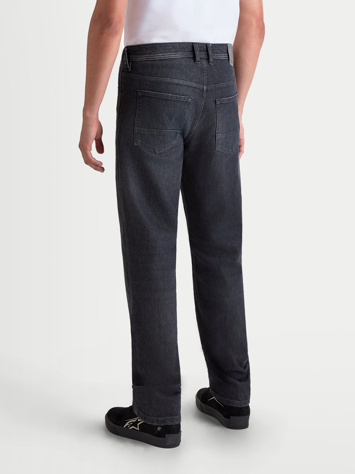 Alpinestars Flex Ast 8 Denim byxor, svarta motorcykeljeans för herr med enlagers teknisk denimkonstruktion och raka ben, vy bakifrån på modell