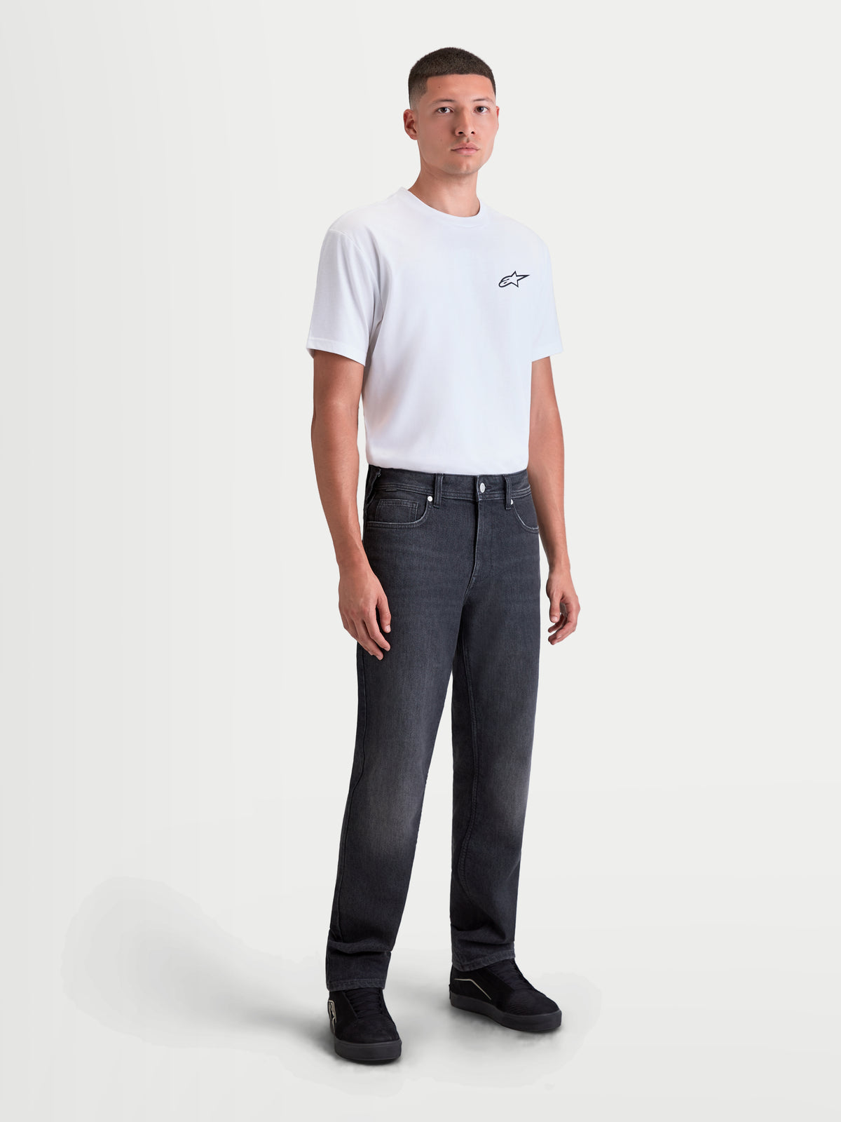 Alpinestars Flex Ast 8 Denim byxor, svarta motorcykeljeans för herr med rak passform, bars av en manlig modell