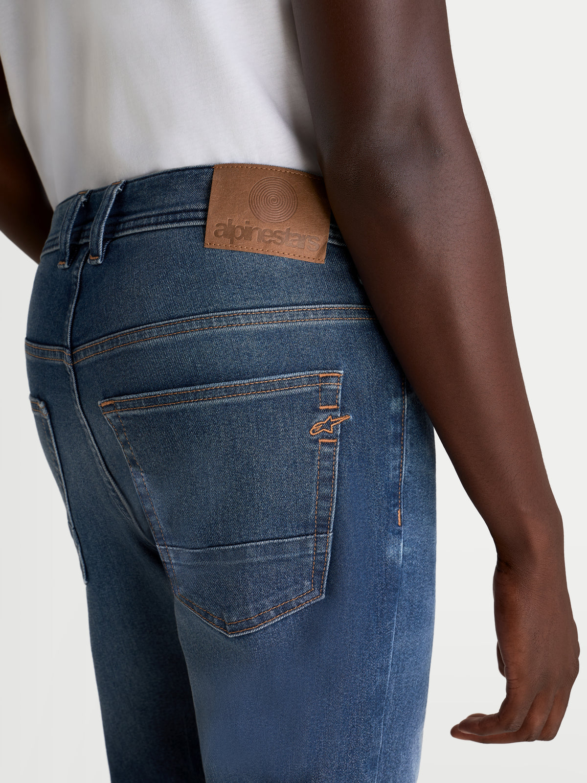 Alpinestars Flex Ast 8 Denim Byxor, mellanblå motorcykeljeans för herr, vy bakifrån som visar lädermärke bak, kontrast sömmar och broderad Astar-logotyp på fickan, bars av en modell