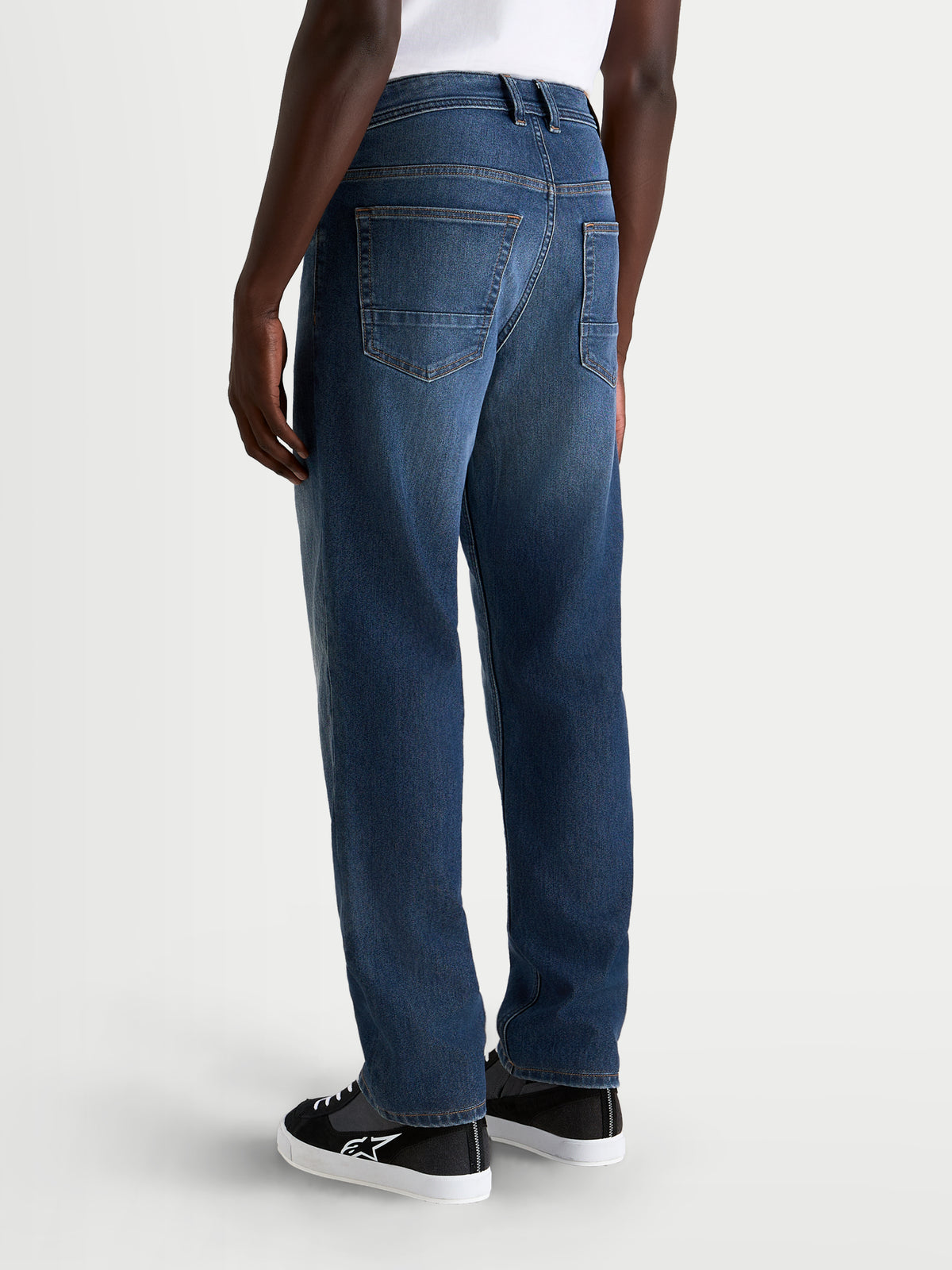 Alpinestars Flex-AST 8 Denim byxor, blå motorcykeljeans för herr i enlagers stretchdenim med femfickorsdesign och rak passform, vy bakifrån på modell