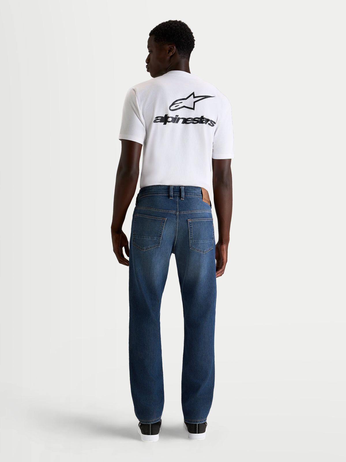 Alpinestars Flex-AST 8 Denim byxor, blå motorcykeljeans för herr med enlagskonstruktion och klassisk femficksdesign, vy bakifrån som bärs av en modell