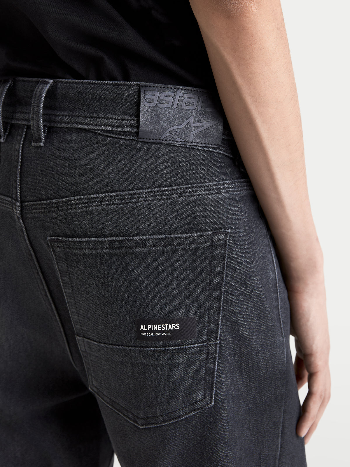Alpinestars Flex Ast 7 Denim byxor, urtvättat svarta urban motorcykeljeans för herr, närbild på bakficka, läderdetalj och Alpinestars-märkning