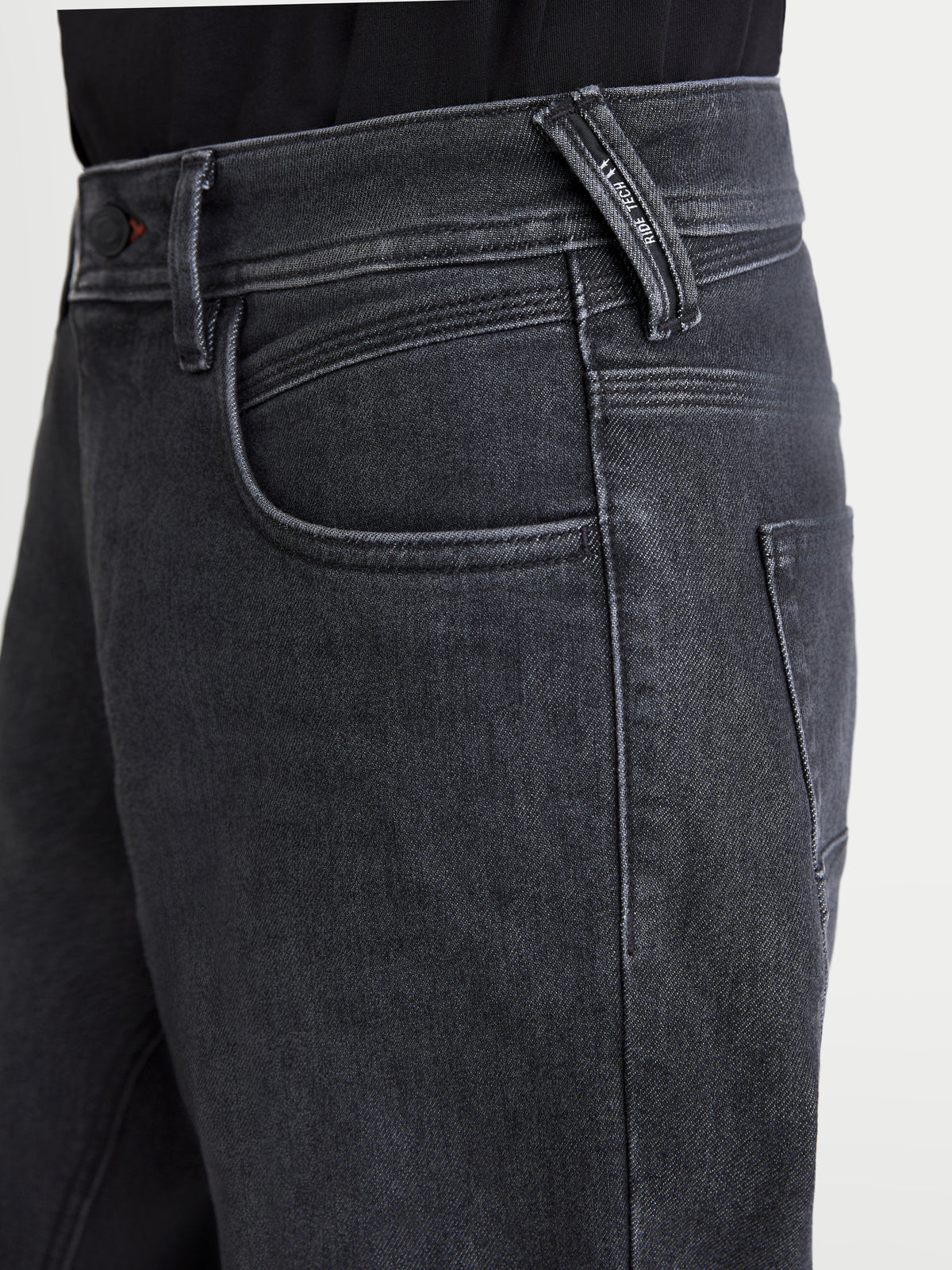 Alpinestars Flex Ast 7 denimbyxor, svarta motorcykeljeans för herr, närbild av framfickan och märkesdetaljer på hällan