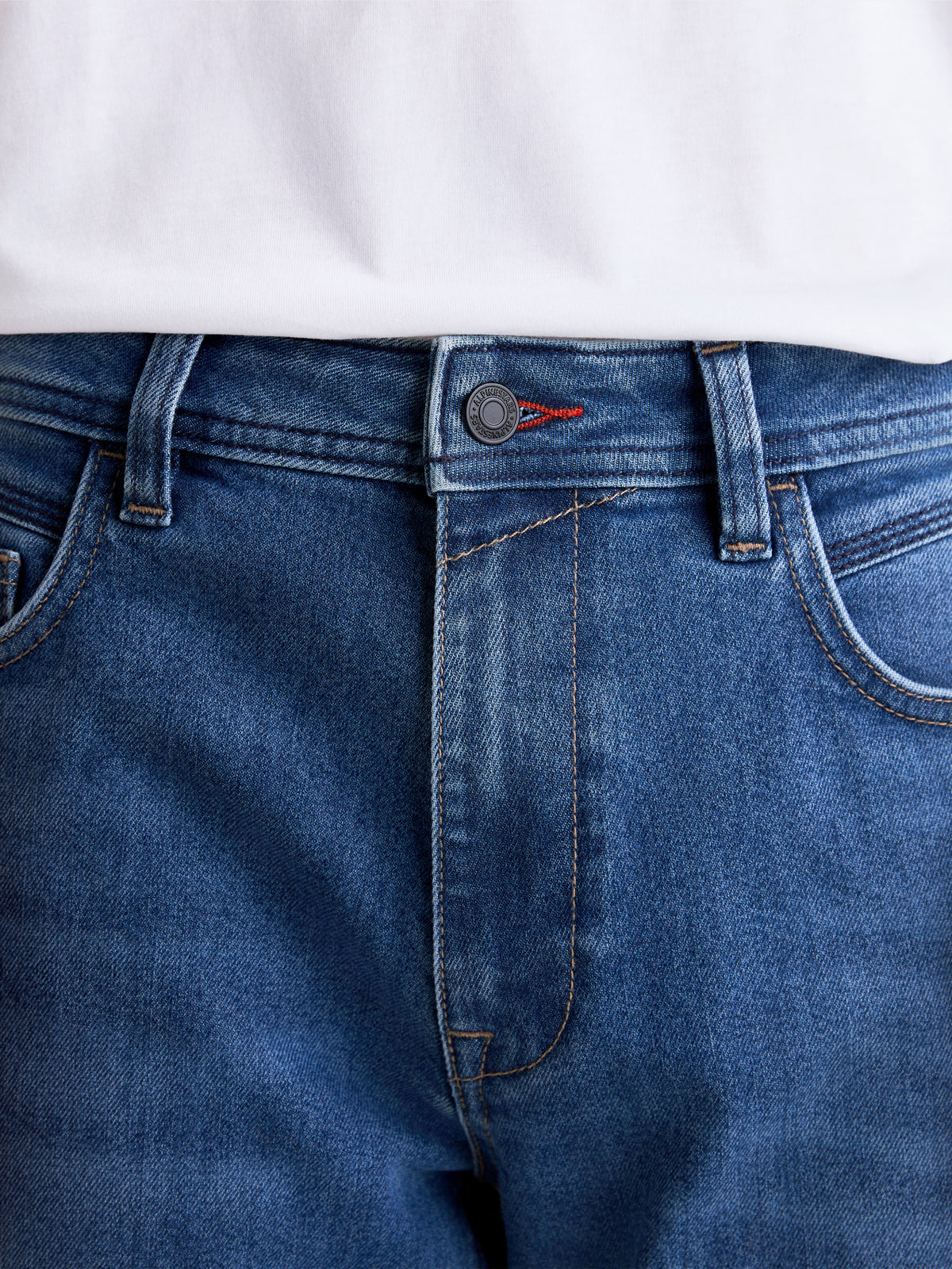 Alpinestars Flex Ast 7 Denim byxor, närbild på midjelinning, metallknappgylf och framfickor, ljusblå, AA-klassade motorcykeljeans