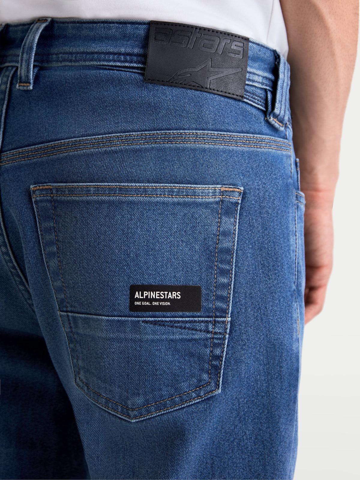 Alpinestars Flex Ast 7 Denim byxor, ljusblå motorcykeljeans för herr, närbild av bakfickan med märkning och läderdetaljer
