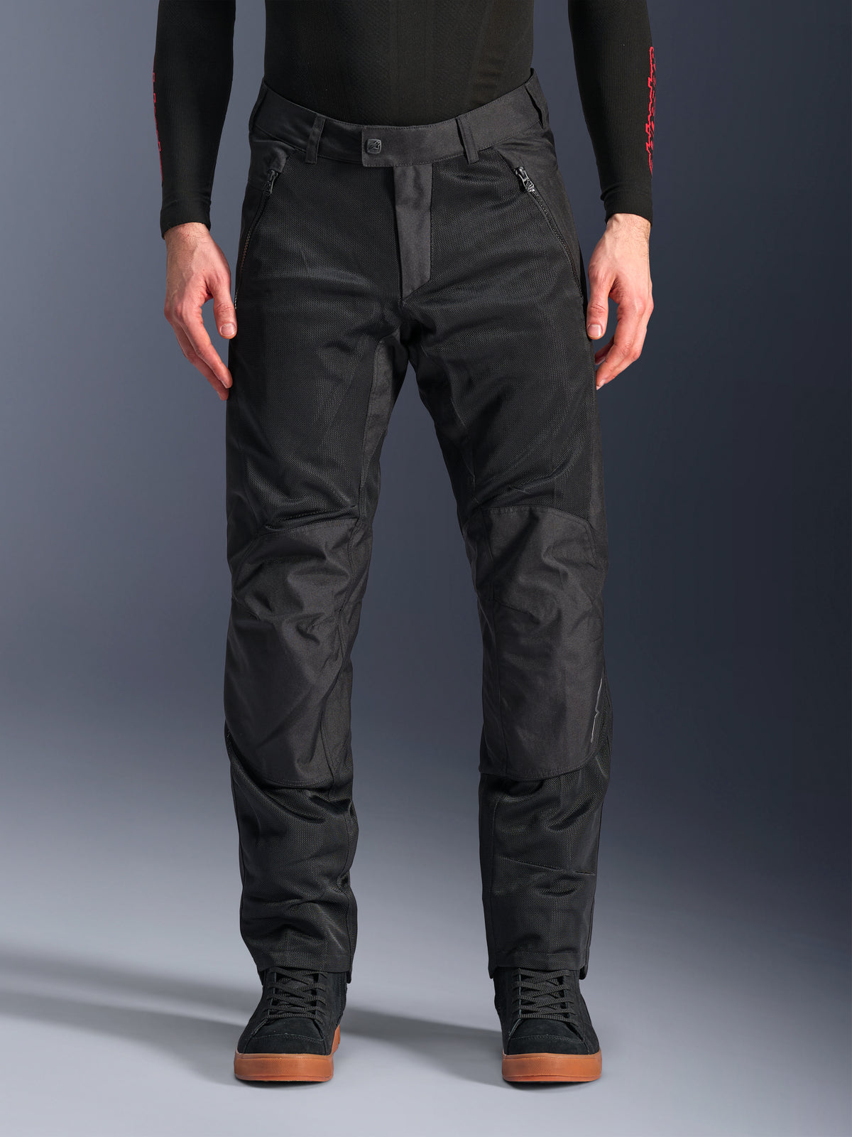 Alpinestars C-1 Air-byxor, svarta motorcykelbyxor i textil, urban körutrustning med omfattande meshpaneler för luftflöde, förstärkta knäpartier, framfickor med dragkedja och en stilren skräddarsydd passform.