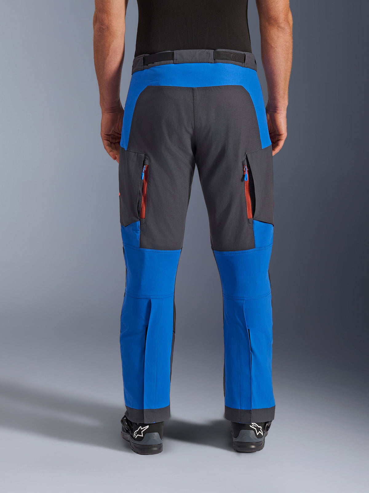 Alpinestars Maxdura Dual byxor, äventyrsbyxor för motorcykel, royalblå och mörkgrå, vy bakifrån med vertikala ventilationsöppningar med dragkedja på låren och förstärkta sätespaneler, över-stövel-design, teknisk utrustning för dual-sport-körning