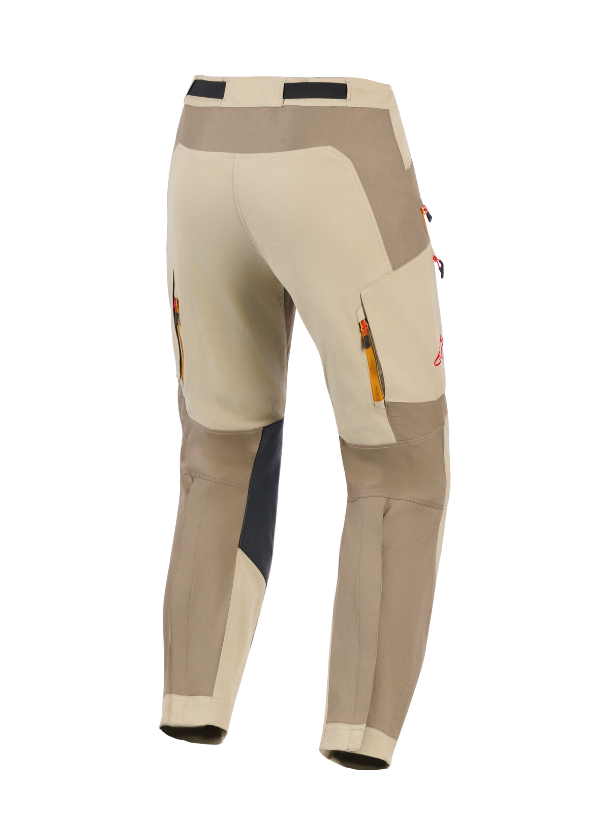 Alpinestars Maxdura Dual Pants, Walnut Aluminum, baksida av äventyrsmotorcykelbyxor i beige och brunt, med svarta förstärkta paneler på insidan av knäna, bakre luftutlopp med dragkedja, röd logotypdetalj och slitstark stretch-polyamid för dual-sport-körning.