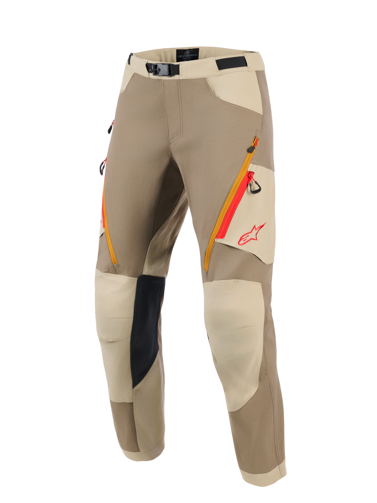 Alpinestars Maxdura Dual byxor, äventyrsbyxor för motorcykel, färgställning i valnöt och aluminium, med orange och röda lårfickor med dragkedja, ljusbeige förstärkta knäpaneler med svart greppyta på insidan och röd Alpinestars-logotyp, designade för dual-sport-körning