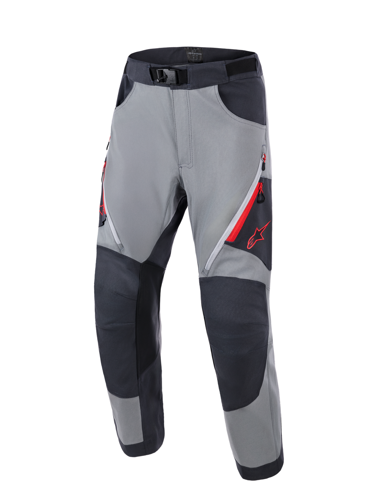 Alpinestars Maxdura Dual-byxor, äventyrsmotorcykelbyxor, mörkgrå och djupgrå, med förstärkta mörkgrå knäpaneler, röda ventilationsöppningar med dragkedja på låren, röd Astars-logotyp på låret och justerbart midjebälte med magnetspänne, designade för dual-sport-körning