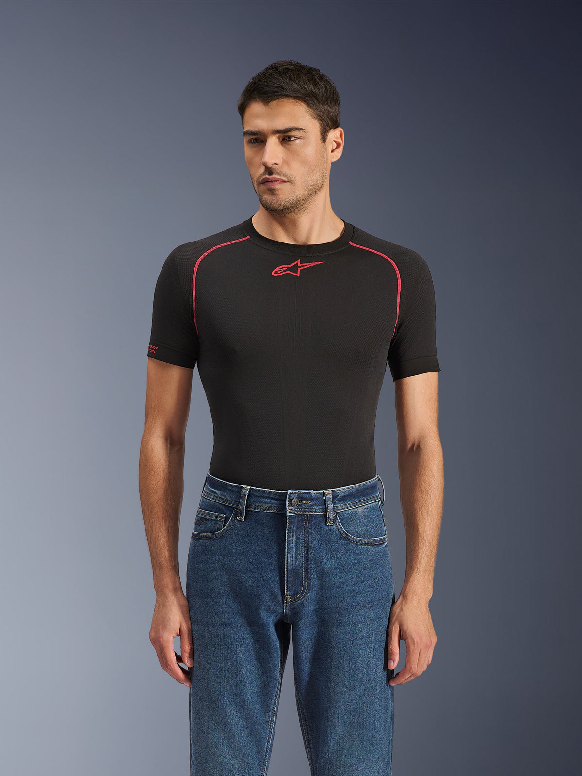 Alpinestars Flex-AST 5 Denim Pants, Indigo Washed, urbana motorcykeljeans som bärs av en modell med ett svart tekniskt underställ, klassisk femficksmodell med en modern avsmalnande passform