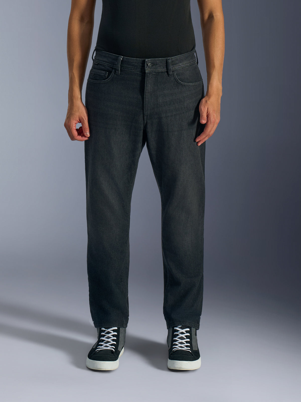 Alpinestars Flex-AST 5 jeans i tvättad svart, MC-jeans för herr i urban stil, framifrån på modell med regular tapered passform, monolager stretchjeans-konstruktion och integrerade knäskyddsfickor.