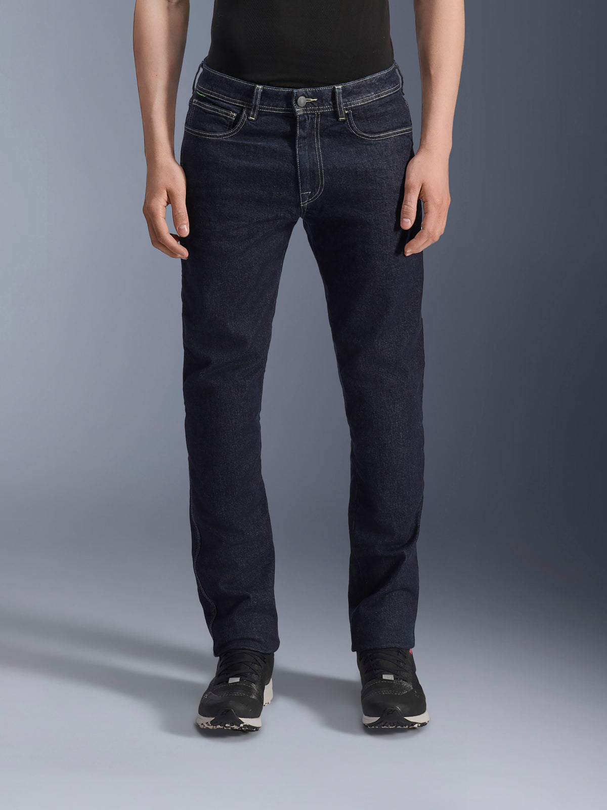 Alpinestars Copper V3 Denim Pants, urbana motorcykeljeans för herrar, Rinse Blue, konstruktion i stretchig bomullsdenim med normal passform och raka ben, framifrån på modell.