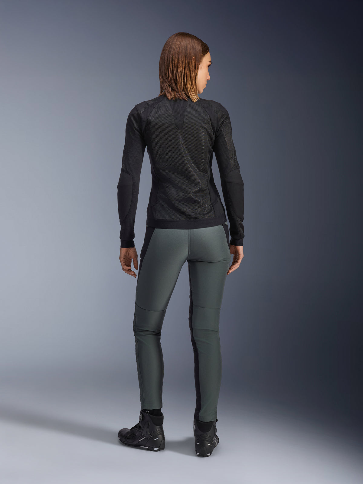 Alpinestars Alamosa dambyxor, gråa motorcykelbyxor i softshell med slim fit-passform, vy bakifrån på modell.