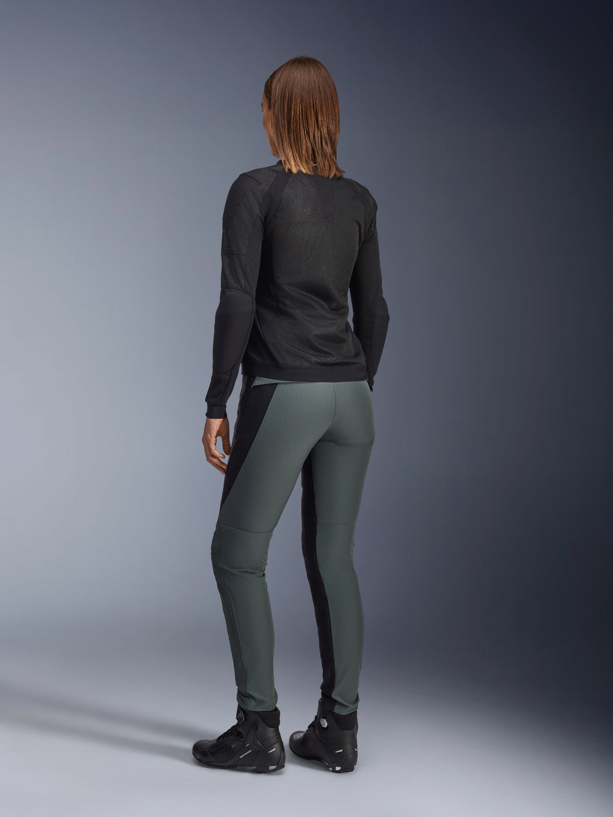 Alpinestars Alamosa dambyxor, gråa och svarta urbana motorcykelbyxor i slim fit, vy bakifrån på modell.