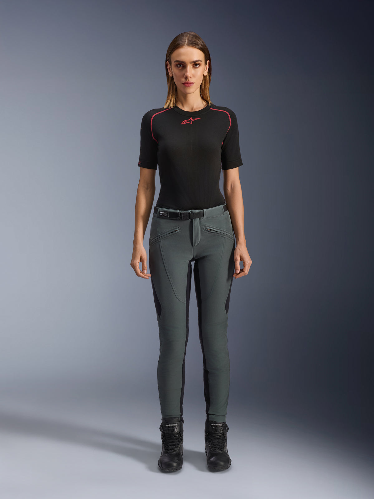 Alpinestars Alamosa byxor, slim fit motorcykelbyxor för dam, grå, stretchig softshell med CE-certifierade skydd, bärs med svart teknisk tröja och svarta mc-stövlar.