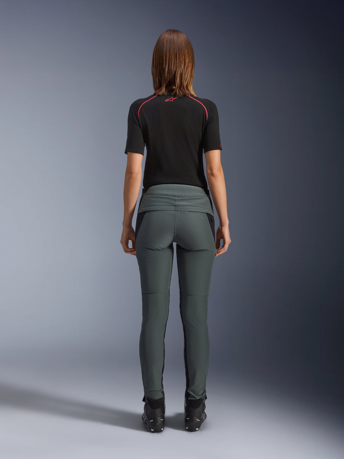 Alpinestars Alamosa dambyxor, gråa slim fit urban mc-byxor med quiltad midja bak, sedda bakifrån.