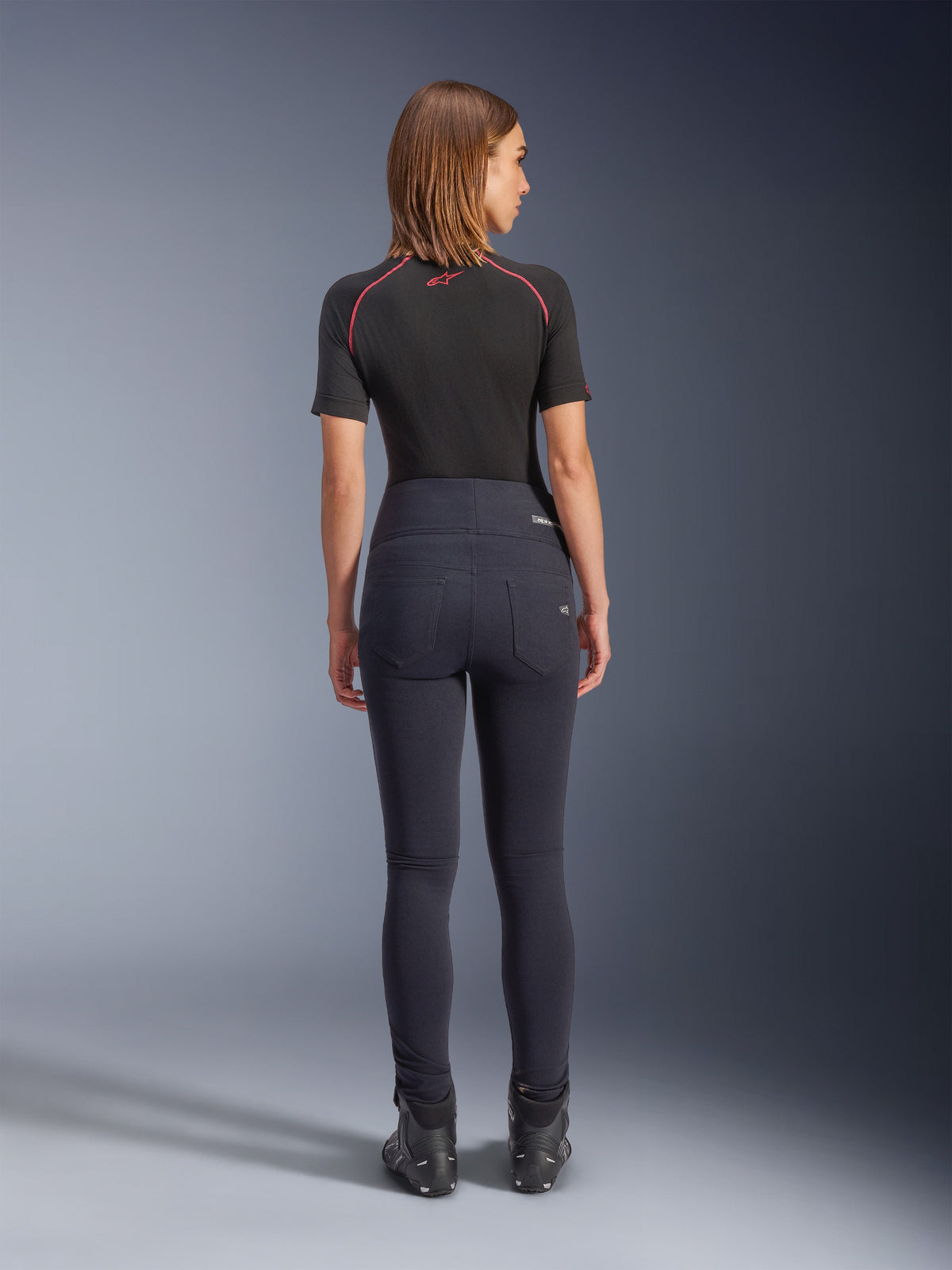 Alpinestars Stella Flex-AST Leggings i svart, motorcykelbyxor för dam med hög midja, vy bakifrån som visar tight passform och bakfickor, bärs med svart kortärmad topp och mc-stövlar, urban mc-utrustning