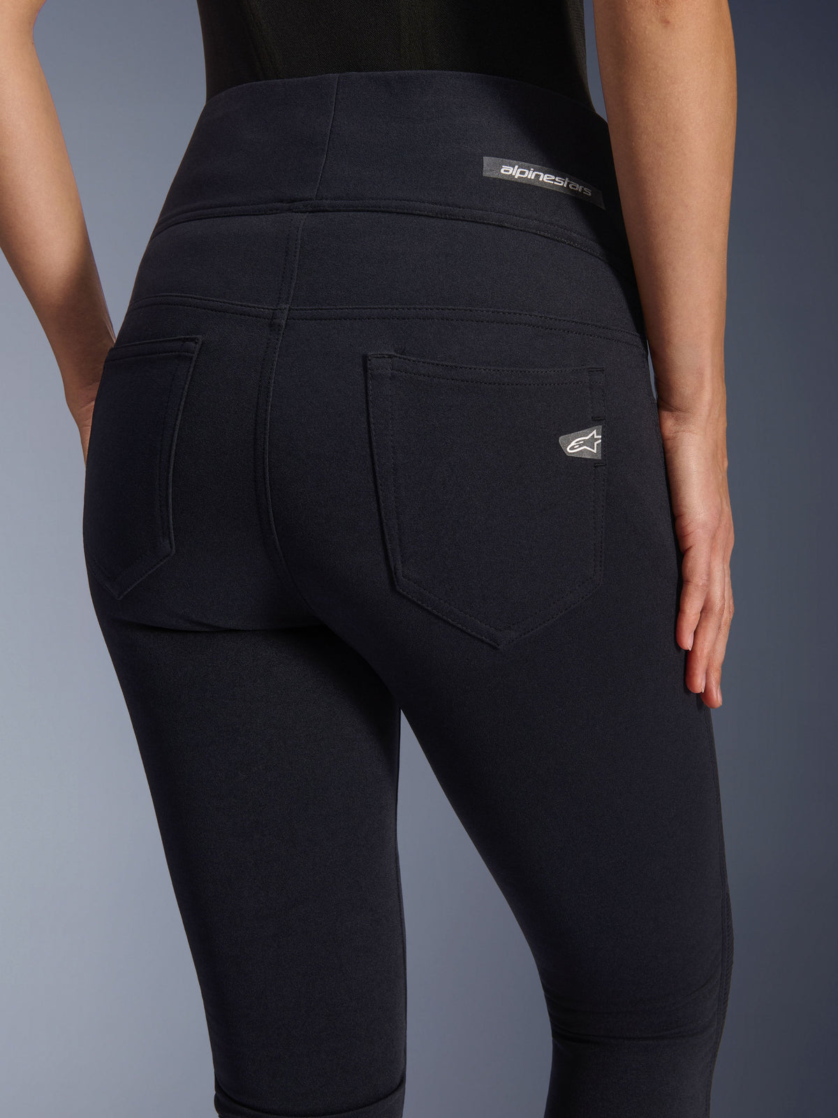 Alpinestars Stella Flex-AST Leggings, motorcykelbyxor för dam, svarta, närbild bakifrån som framhäver designen med hög midja, två funktionella bakfickor och Alpinestars logotyper på fickan och midjebandet.