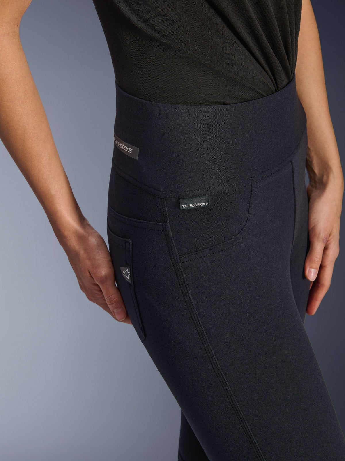 Alpinestars Stella Flex-AST leggings för dam, svarta högmidjade motorcykelbyxor, närbild på höftpartiet med jacquardetikett, trippelstickade sidosömmar och deniminspirerad fickdetalj, urban körutrustning för kvinnor