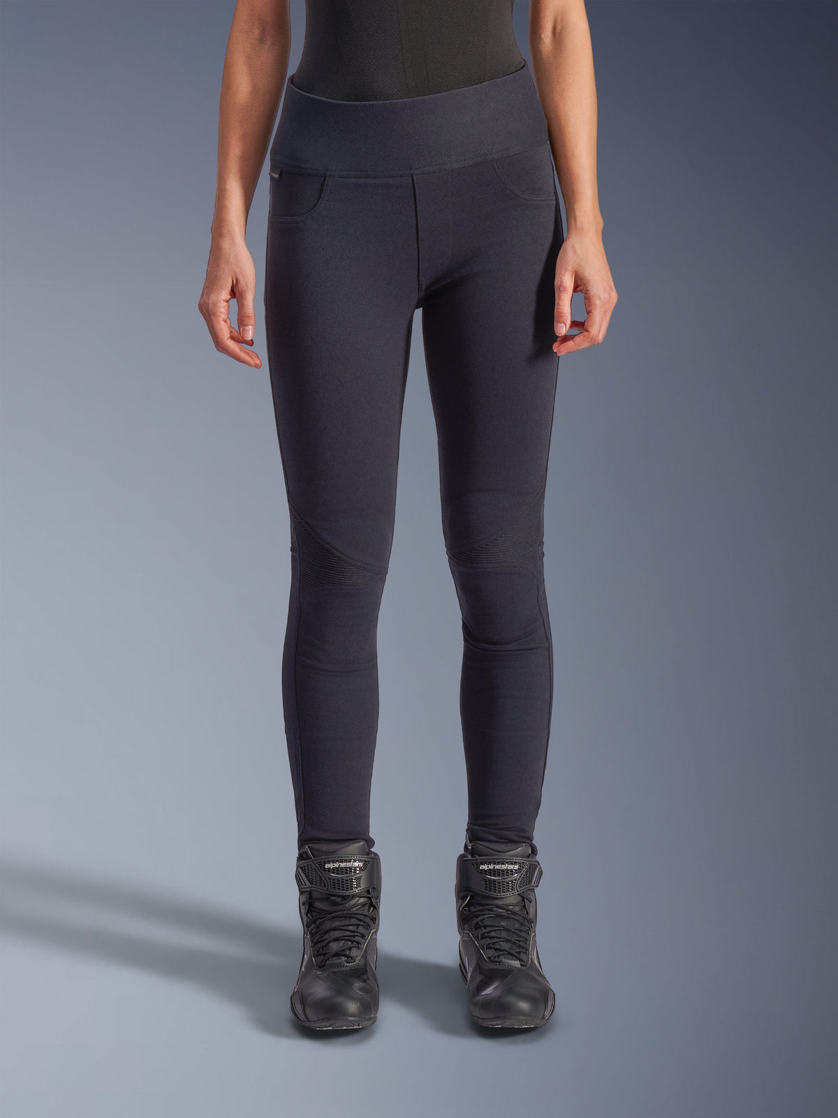 Alpinestars Stella Flex-AST Leggings - Short för dam, svarta mc-leggings med hög midja, smal passform och dragspelspaneler vid knäna, bärs med svarta Alpinestars mc-stövlar, urban mc-utrustning