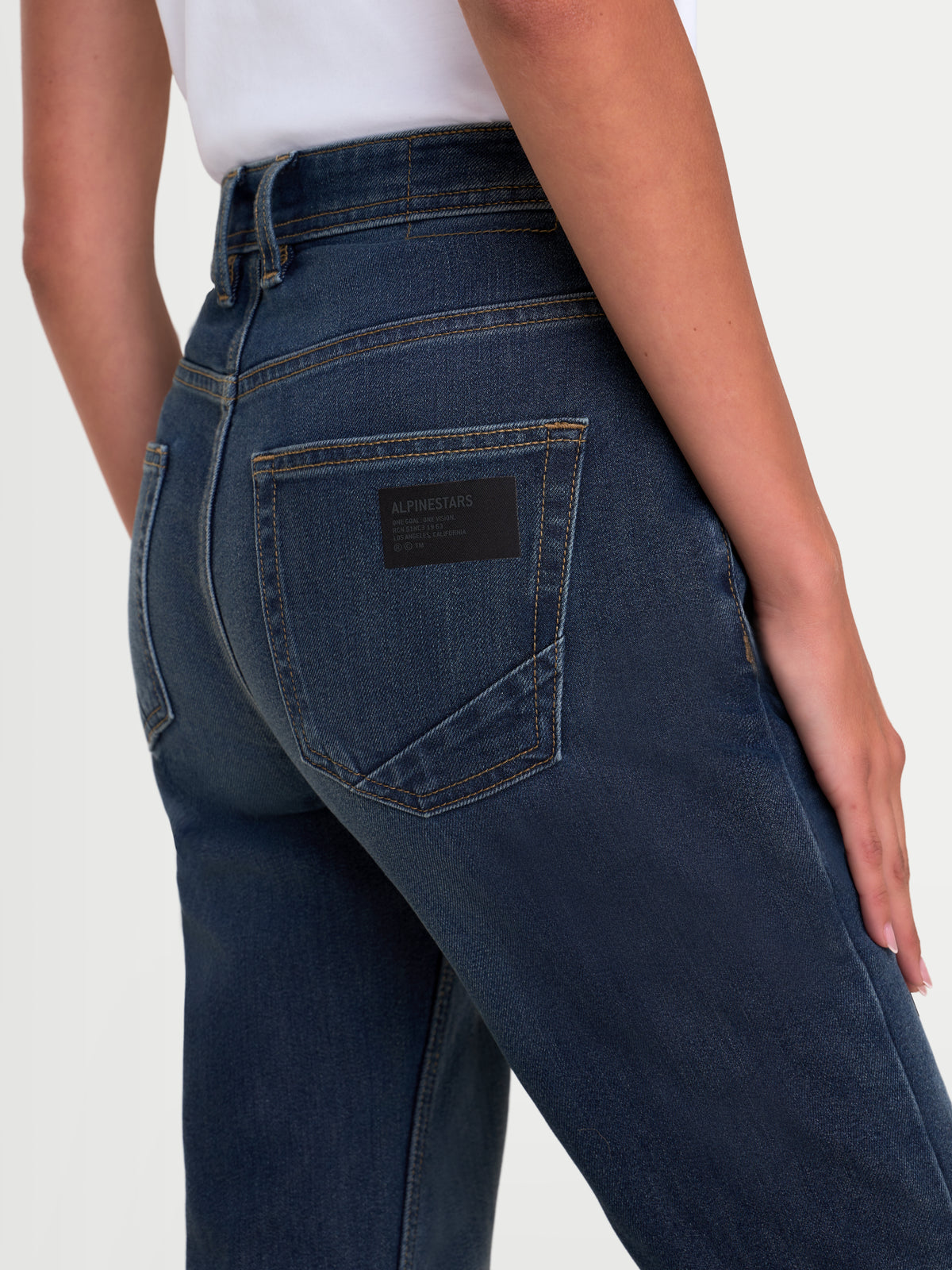 Alpinestars Stella Flex Ast 5 Denim Byxor Short, blå motorcykeljeans för dam med enkellagers denimkonstruktion, vy bakifrån som visar förhöjd midja, bärs av en modell