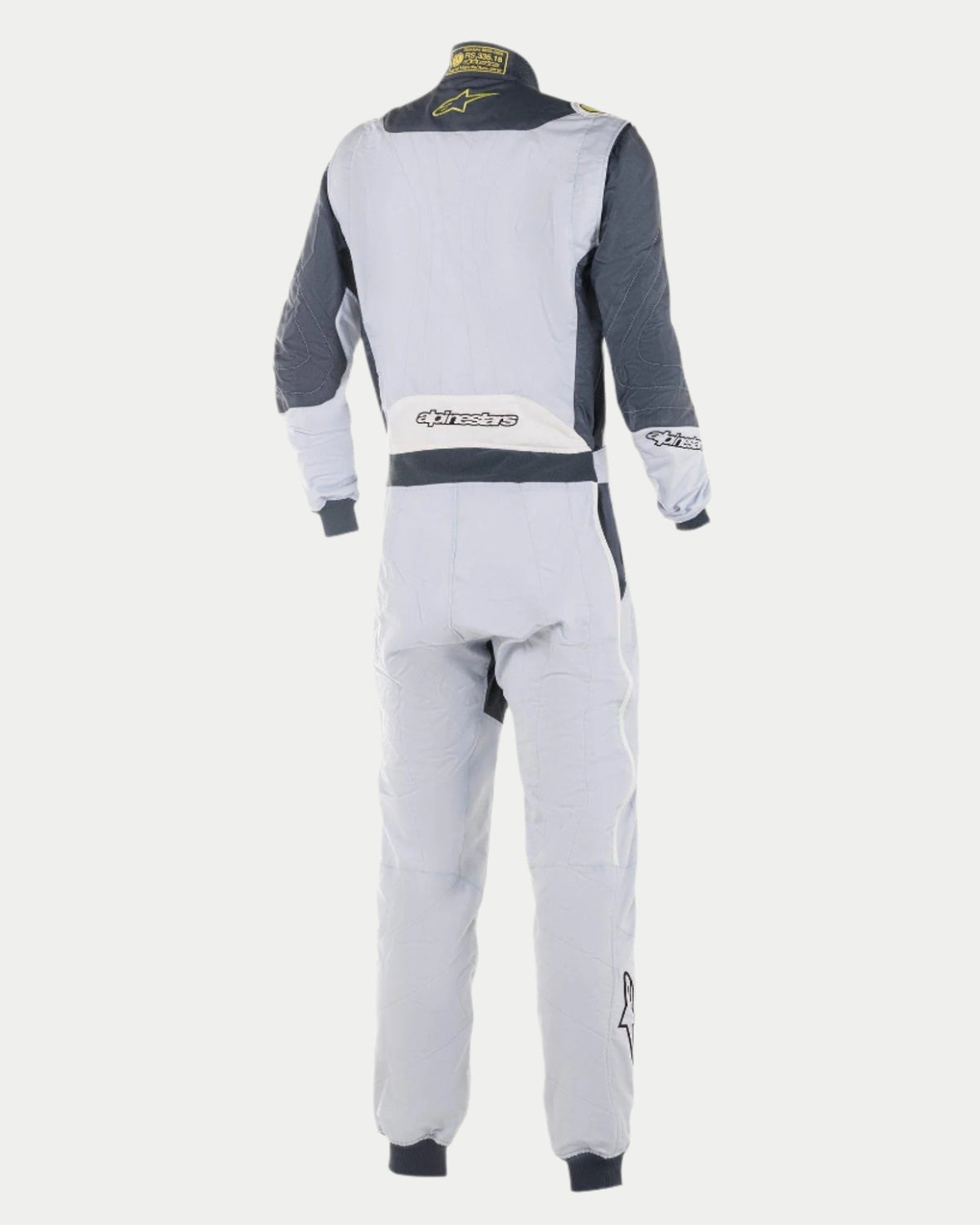 Alpinestars GP Pro Comp Suit, professionell racingoverall för bilsport, silver och asfaltsgrå, baksida som visar ljusgrå huvuddel med mörkgrå axelpaneler, vit panel i ländryggen med Alpinestars-logotyp och limegula accenter på kragen