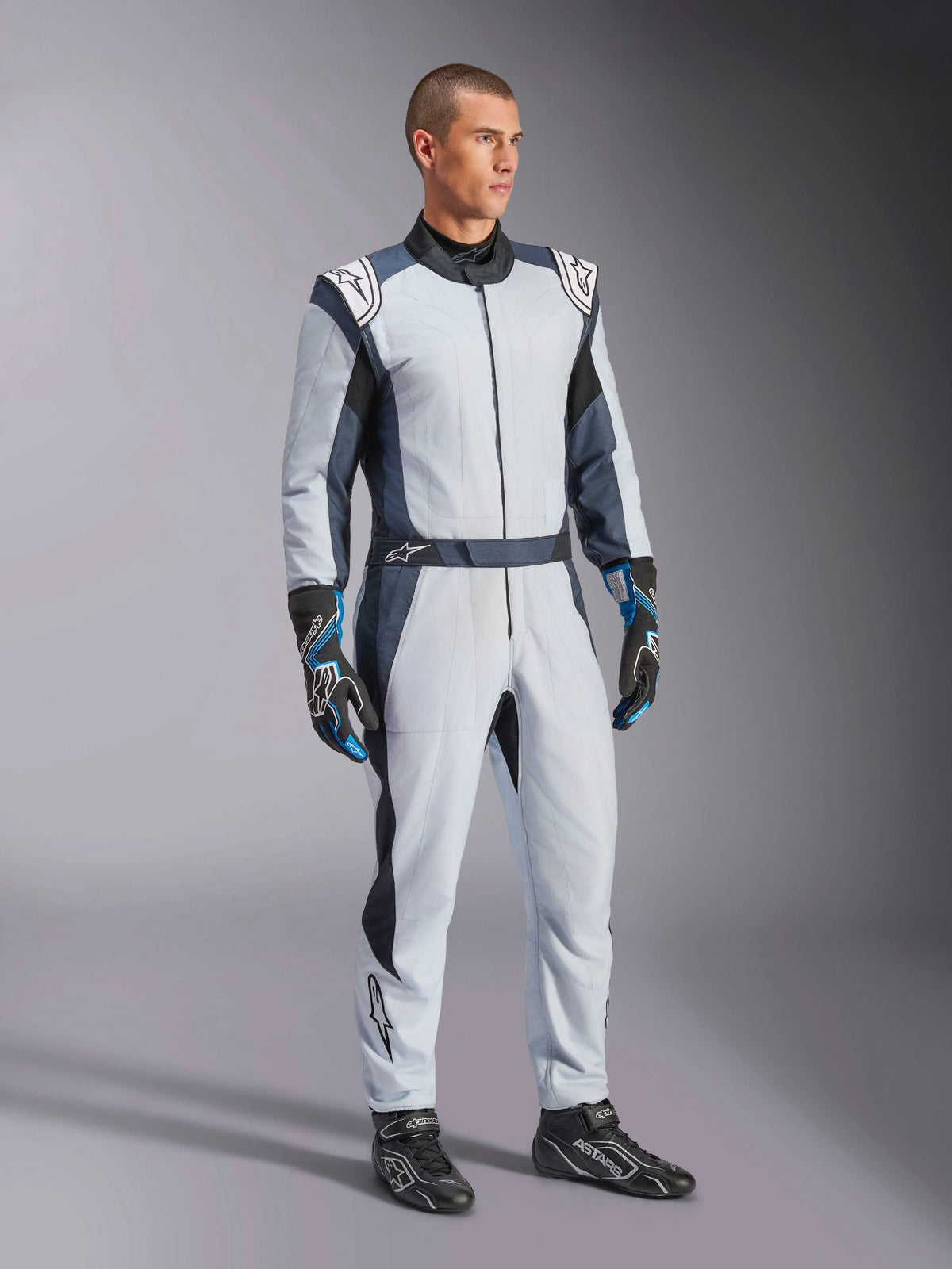Alpinestars GP Pro Comp V2 FIA racingoverall, herrmodell i silver och svart aramid för professionell bilracing.