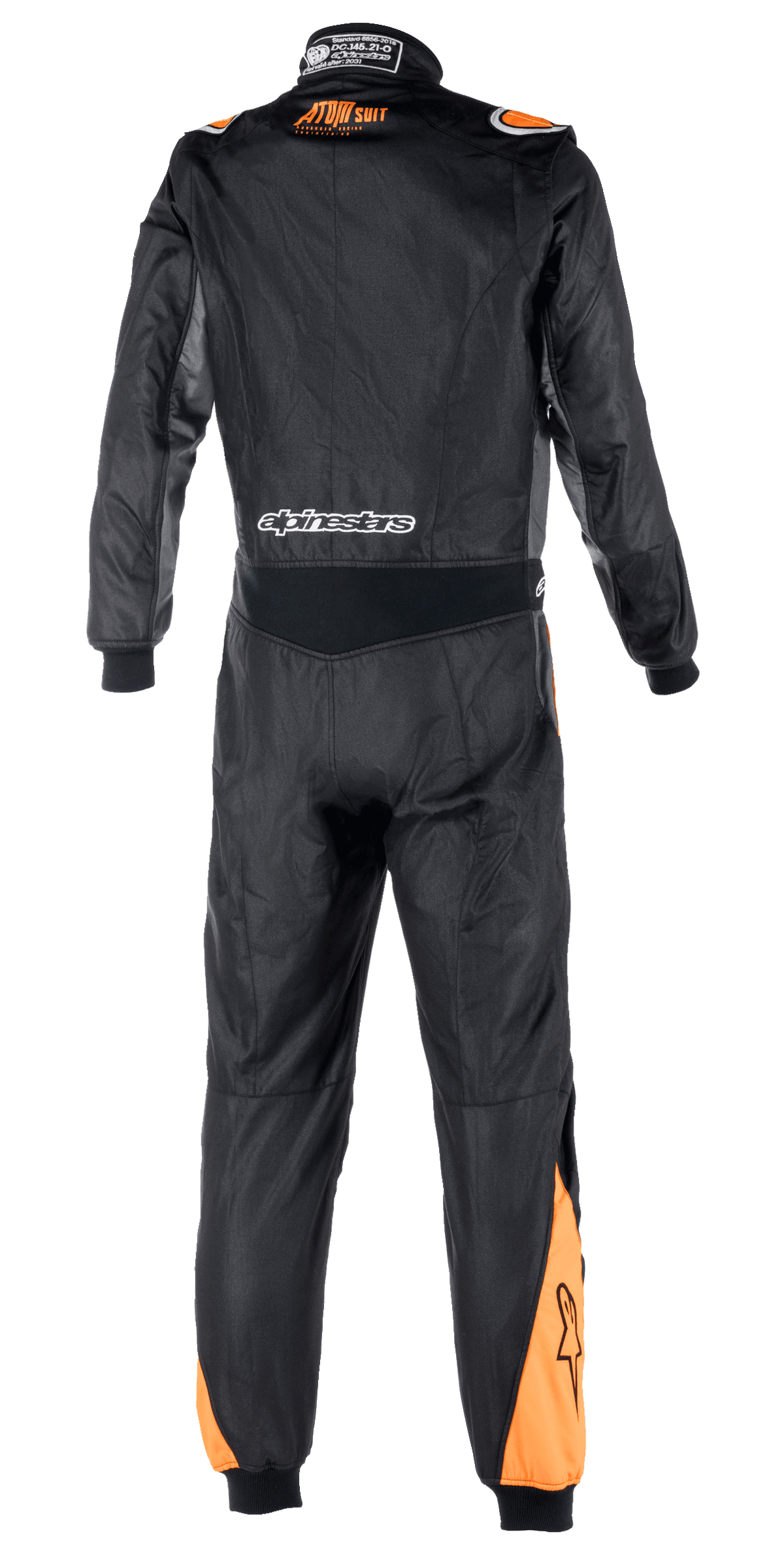 Alpinestars Atom FIA Graphic Suit, baksida av en racingoverall för bilsport, svart och antracit med detaljer i Orange Fluo på axlar och vader, FIA-certifieringsdetaljer på kragen och Alpinestars-logotyp över ländryggen.