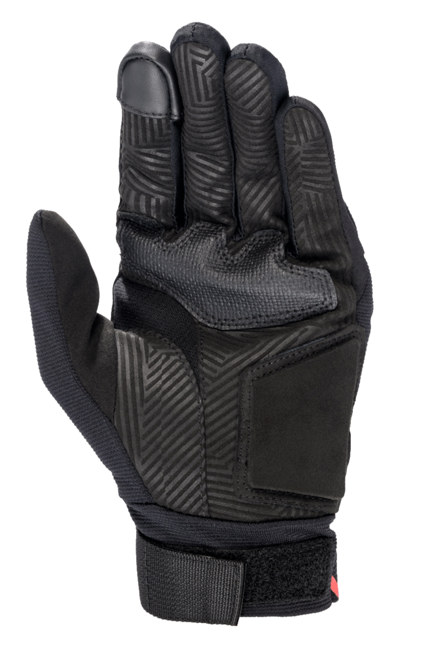 Alpinestars Aragon-handske, vy av handflatan, svart motorcykelhandske med syntetisk mockahandflata med labyrintmönster värmestämpel, gummigreppszon, pekskärmskompatibelt pekfinger och justerbar handledsrem med webband