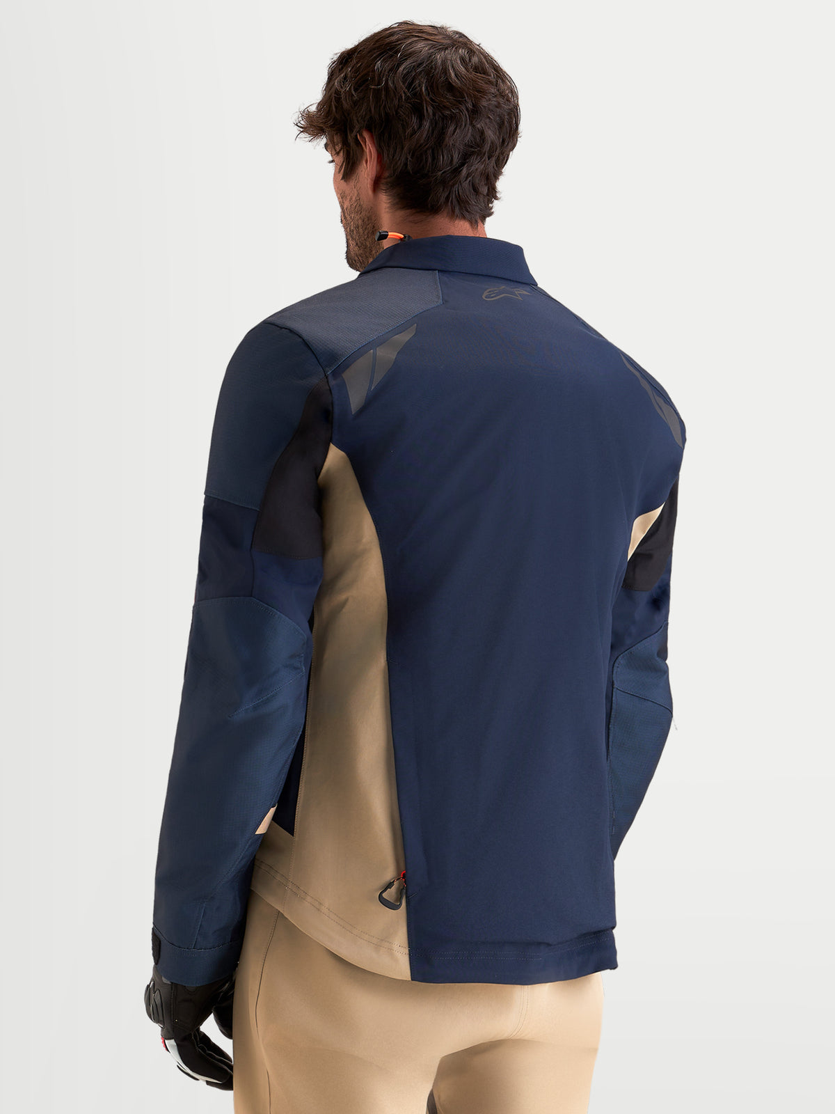 Alpinestars Arenis Gore-Tex jacka, mörkblå och beige äventyrsmotorcykeljacka för herr, vy bakifrån som visar vattentät konstruktion och reflekterande detaljer