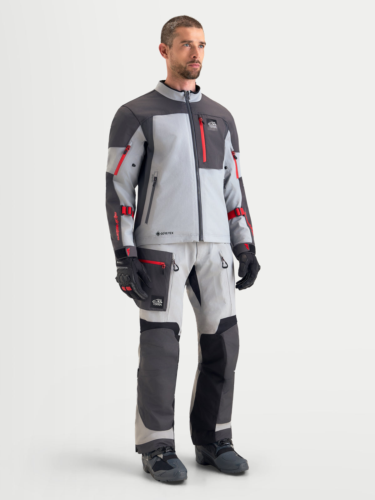 Alpinestars Arenis Gore-Tex jacka, äventyrsmotorcykeljacka för herr i mellersta grå, mörkgrå och svart, bars av en manlig modell som visar vattentät textilkonstruktion och matchande körutrustning