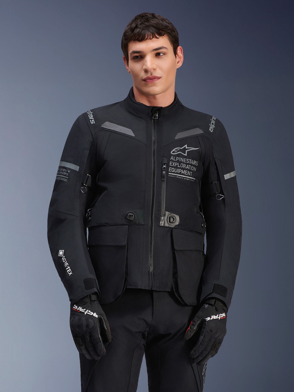 Alpinestars ST-7 2L GORE-TEX-jacka, motorcykeljacka för touring, svart och mörkgrå, med Alpinestars Exploration Equipment-logotyp på bröstet, stora vattentäta lastfickor, GORE-TEX-logotyp på ärmen, robust äventyrsdesign med reflexdetaljer
