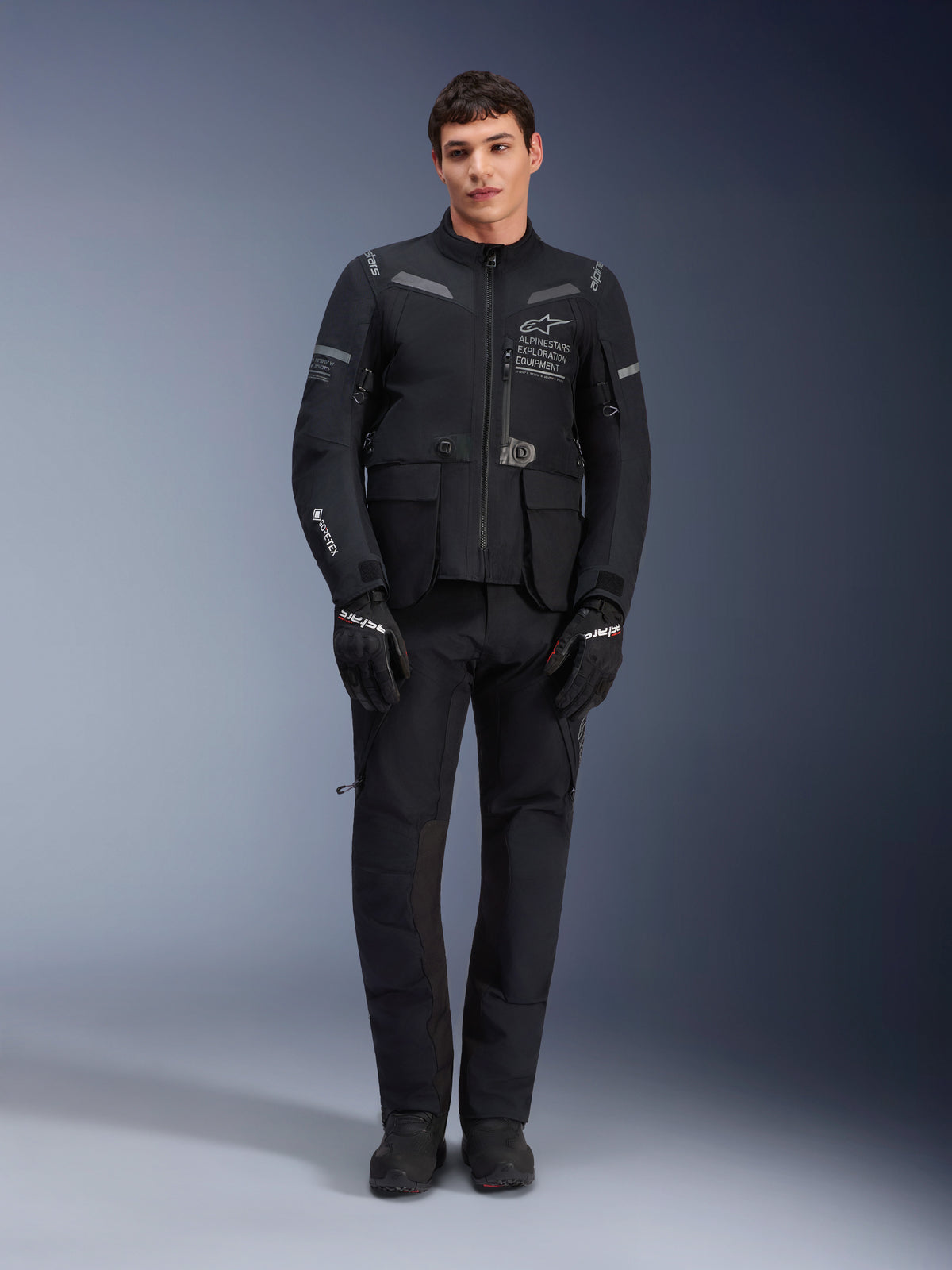 Alpinestars ST-7 2L GORE-TEX-byxor, svarta motorcykelbyxor för touring, vattentäta och andningsbara, helbild buren med matchande jacka, premium teknisk konstruktion för äventyrskörning