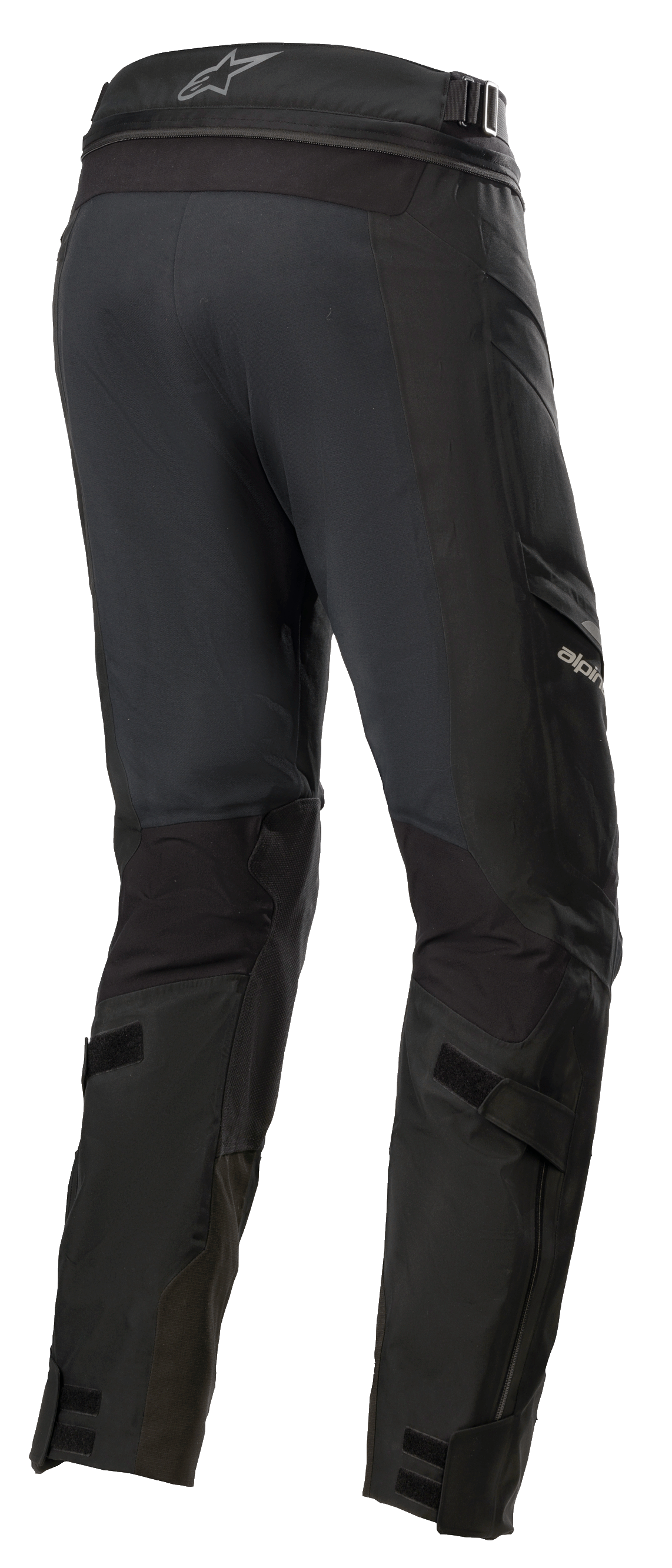 Alpinestars Road Tech GORE-TEX-byxor Short, svarta, 3/4-vy bakifrån med dragkedja i midjan för koppling, justerbara remmar vid vaderna och förstärkningar i ballistisk nylon, vattentät utrustning för äventyrstouring