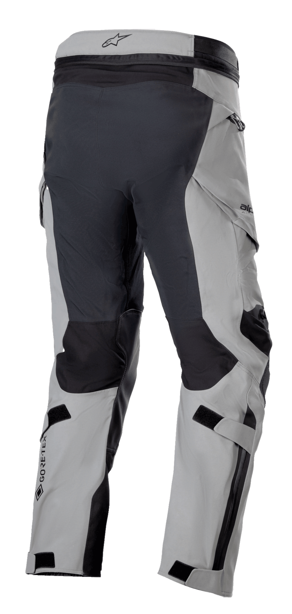 Alpinestars Boulder 3L GORE-TEX-byxor, adventure-motorcykelbyxor, mörkgrå och svarta, trekvartsvy bakifrån som visar förstärkt säte och innerben, ljusgrå paneler, GORE-TEX-logotyp på vaden och ergonomiska cargofickor.